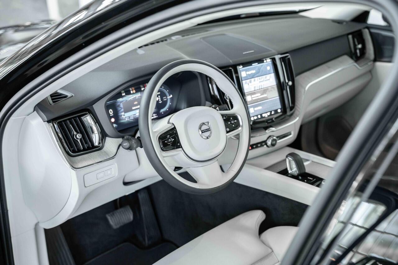 Volvo XC60 T6 Automaat Plug-in hybrid AWD Plus Dark | Elektrisch wegklapbare trekhaak | Panoramadak | Premium audio by Harman Kardon | Verwarmbare voorstoelen, achterbank en stuurverwarming | 4-seizoenenbanden | Adaptive cruise control | 360° parkeercamera |