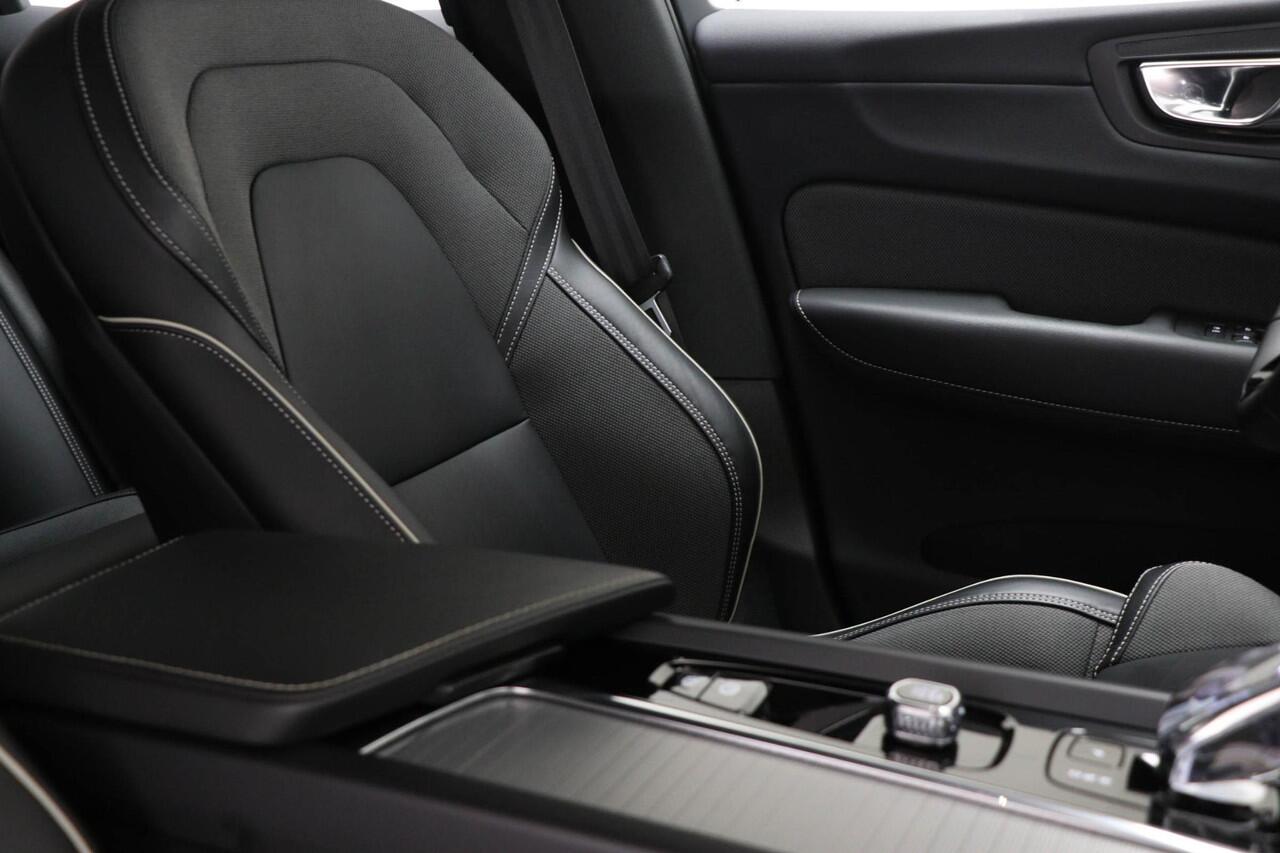 Volvo XC60 B4 Ultimate Dark | TREKHAAK | LEDER | STOELVERWARMING | DAB | APPLE