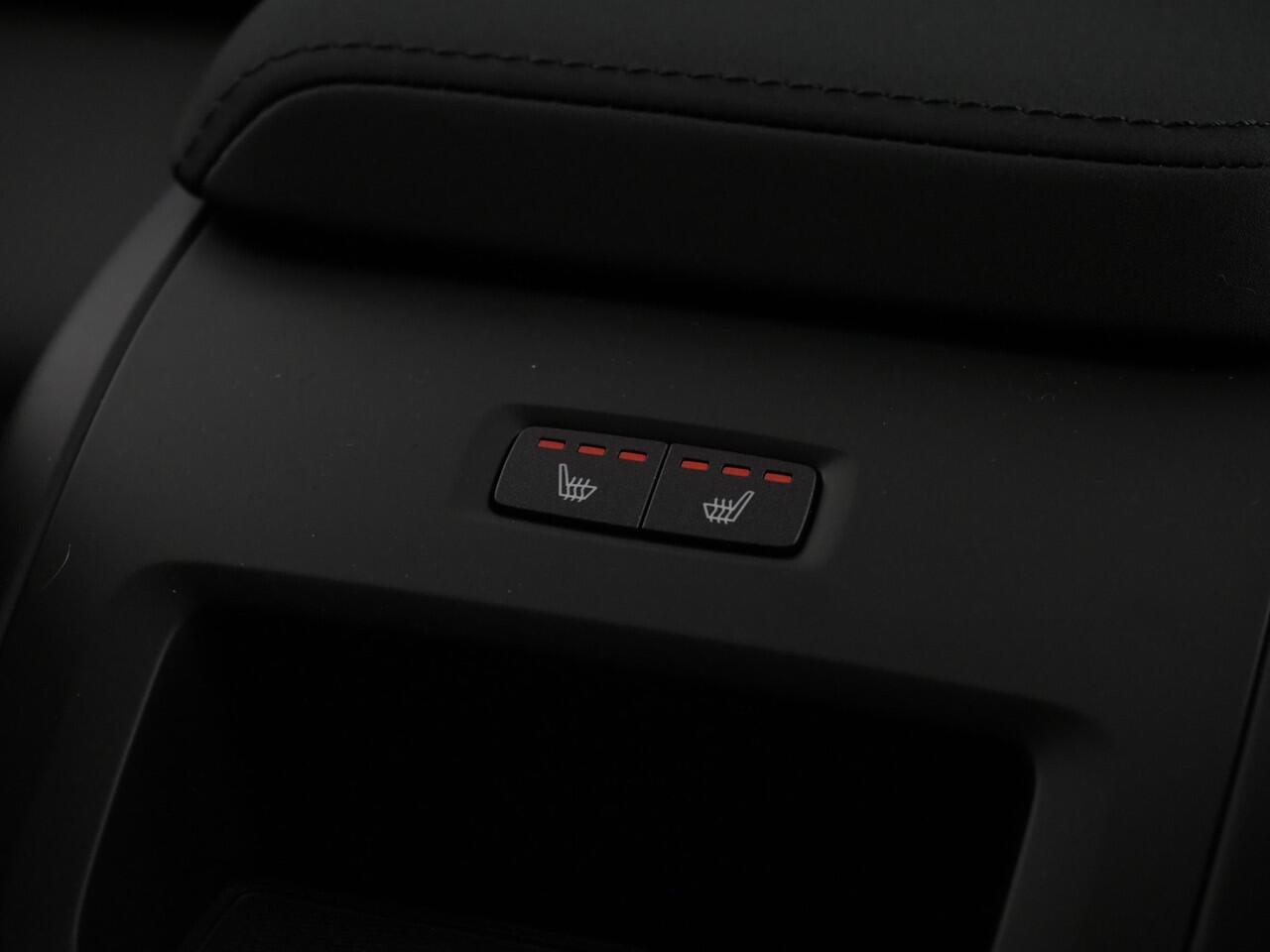 Volvo XC60 2.0 T6 Plug-in hybrid AWD Ultra Dark "Facelift" | Luchtvering | Bowers & Wilkins | Masage Stoelen | Stoelventilatie | Voorstoelen En Achterstoelen Verwarmd | Trekhaak (elektrisch uitklapbaar)