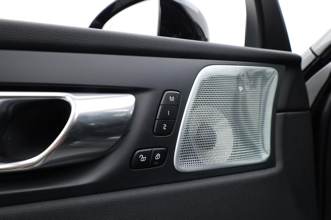 Volvo XC60 T8 Recharge Plus Black Edition | Luchtvering | Bowers & Wilkins | Pano | Memory | 360cam | Trekhaak