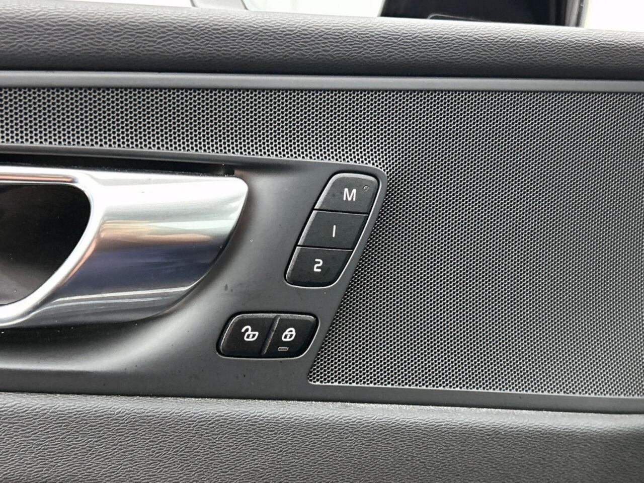 Volvo XC60 2.0 T6 Plus Dark Panorama Dak | All season | Trekhaak |