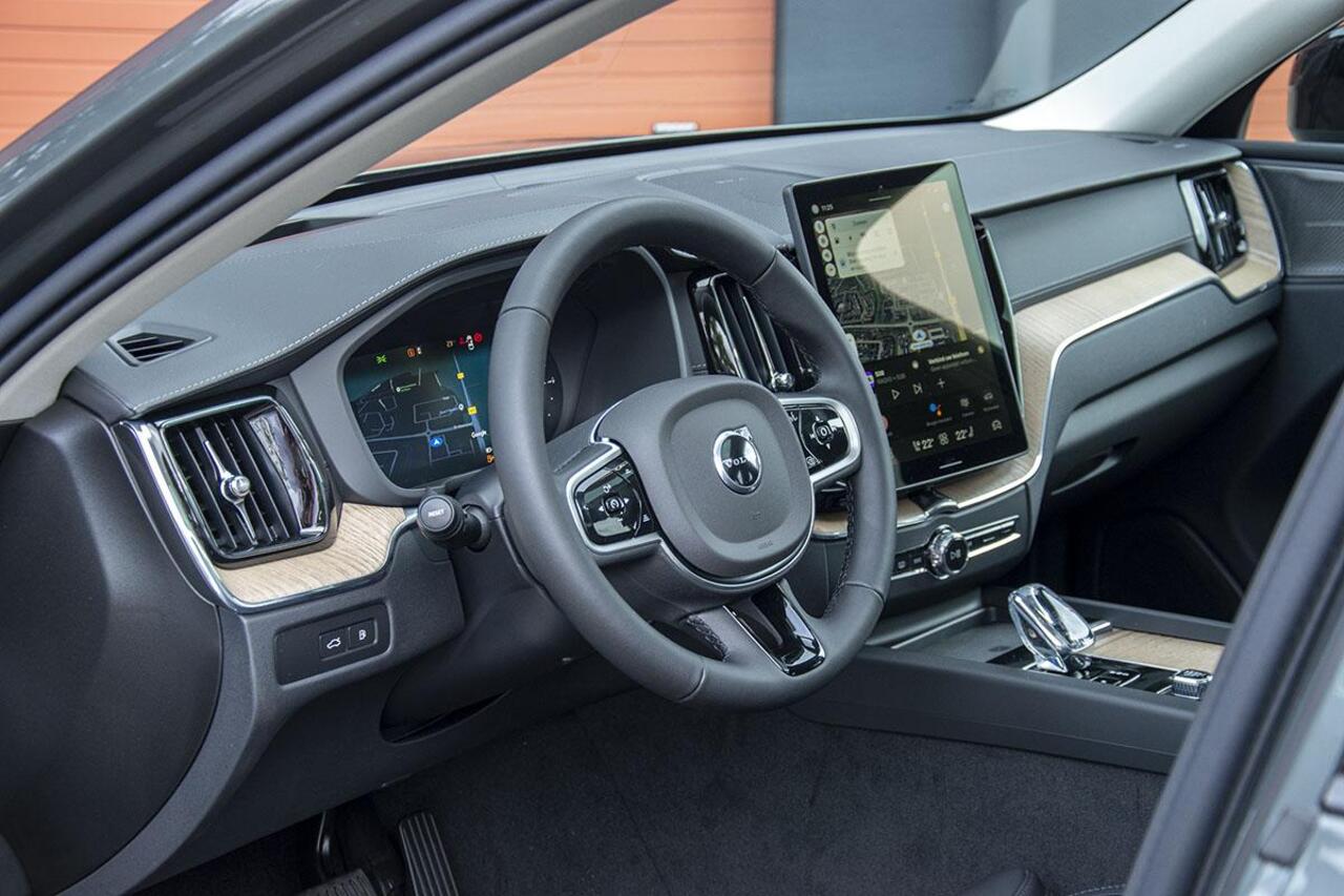 Volvo XC60 2.0 T6 PLUG-IN HYBRID AWD ULTRA DARK