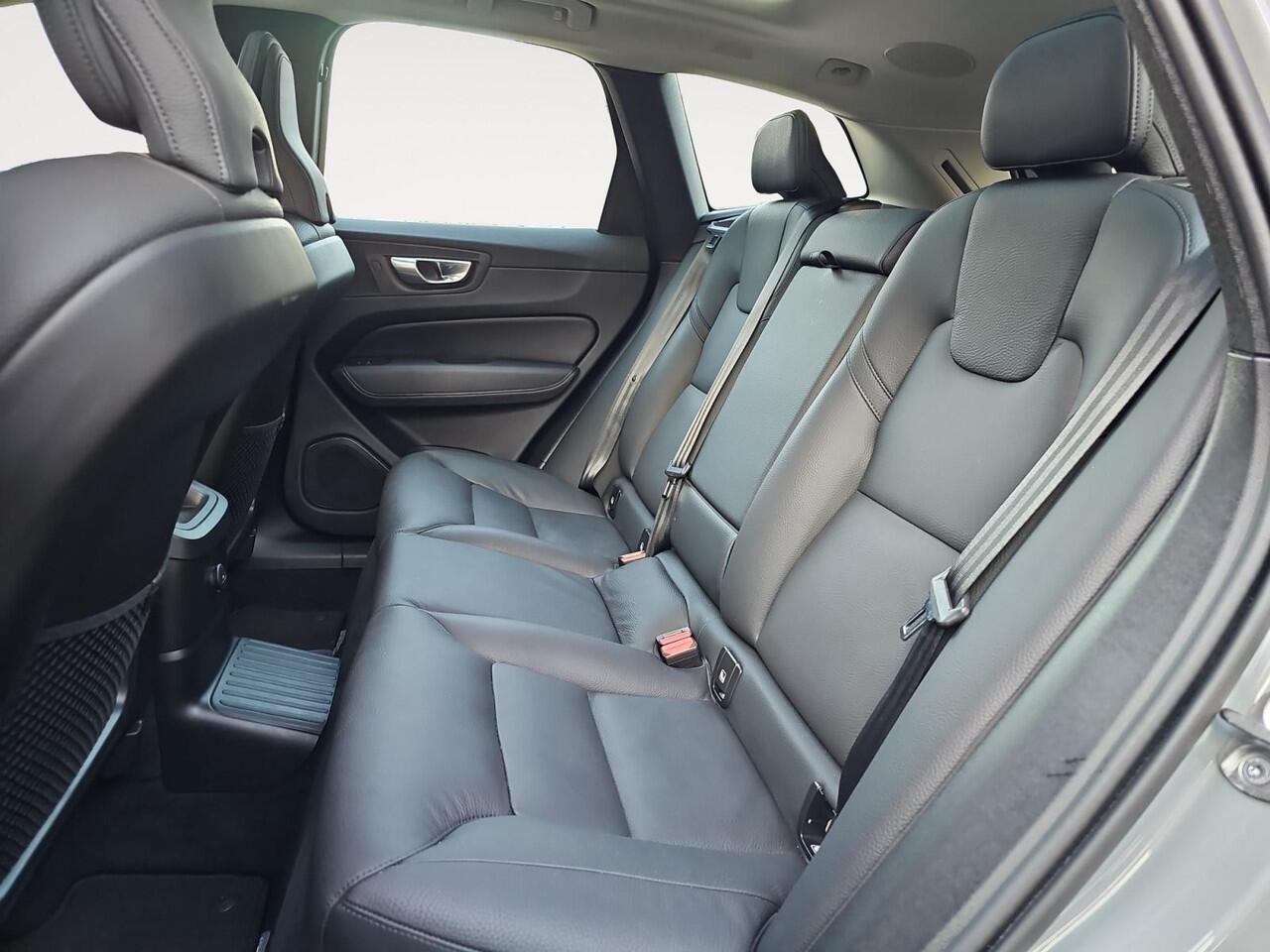 Volvo XC60 2.0 T6 Plug-in hybrid AWD Ultimate Dark | Head-up Display | Stoelverwarming | 360 graden camera | Harman/Kardon Audio |