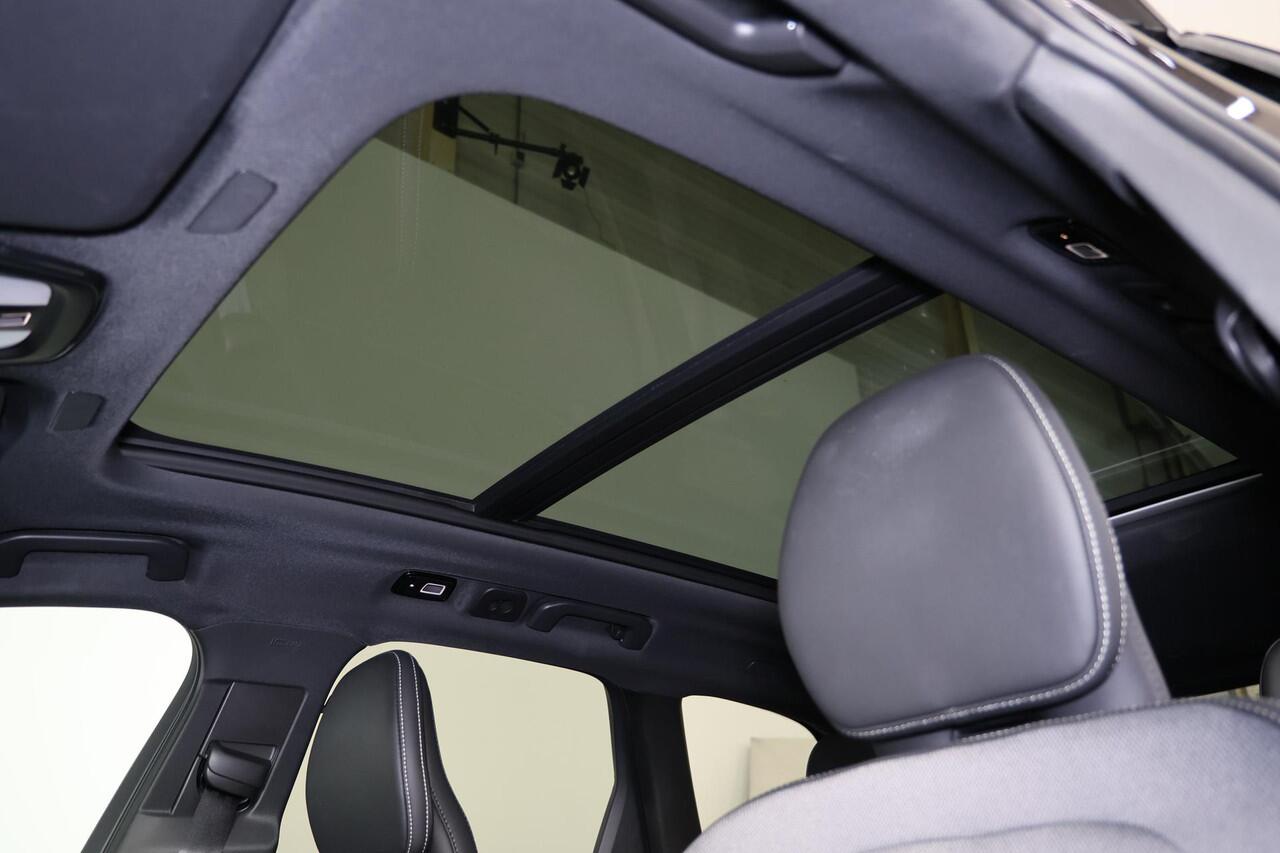 Volvo XC60 T6 Recharge AWD Plus Black Edition - Luchtvering - Panorama/schuifdak - IntelliSafe Assist & Surround - 360º Camera - Harman/Kardon audio - Adaptieve LED koplampen - Verwarmde voorstoelen, stuur & achterbank - Parkeersensoren voor & achter - Elektr. bedie