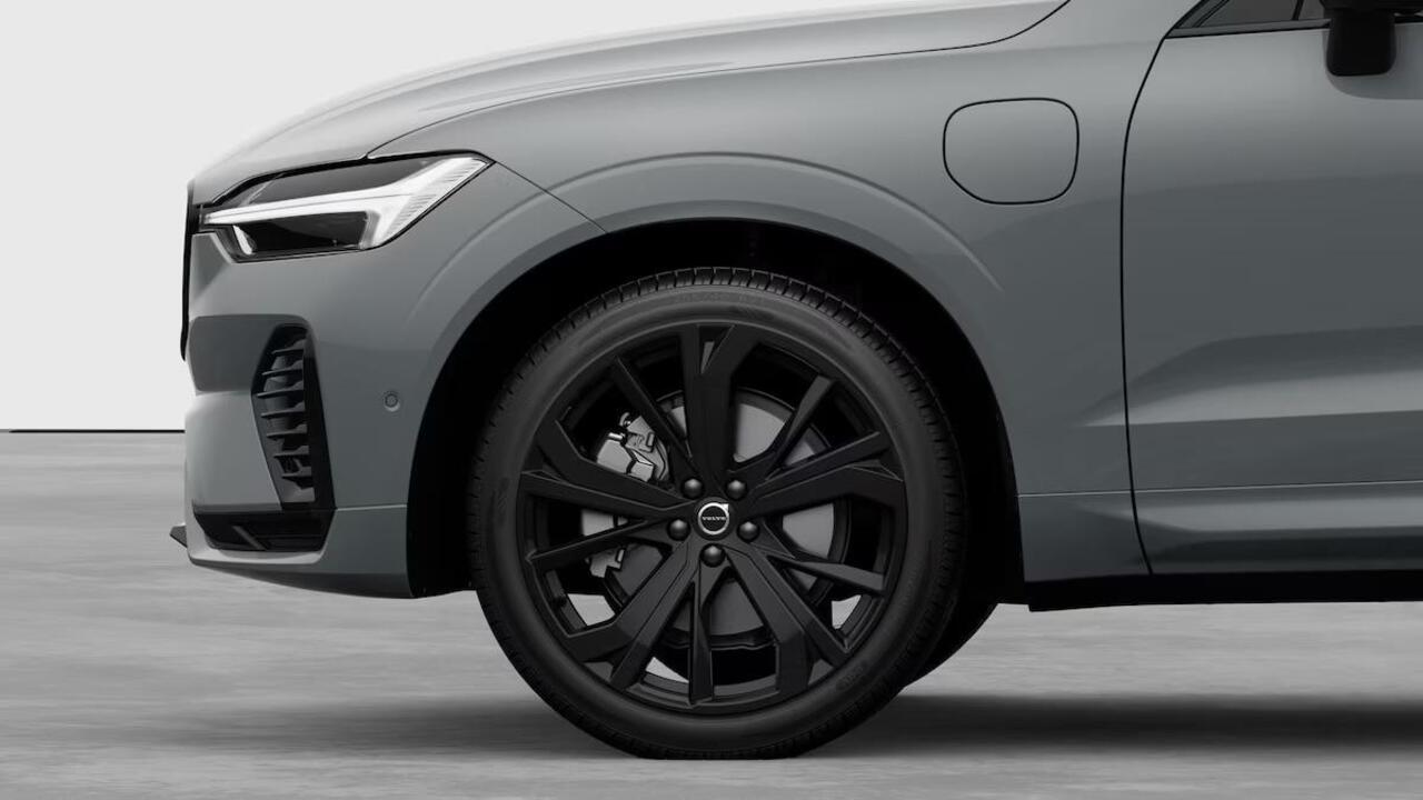 Volvo XC60 2.0 T6 Plug-in hybrid AWD Plus Black Edition | Verwacht Nov. 2025 | Luchtvering | 360º Camera | Schuif/Kantel-Panoramadak | Head-Up Display | 21" Lichtmetalen Wielen | Donkergetint Glas |