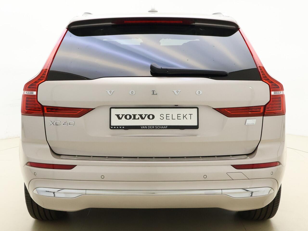 Volvo XC60 T6 350pk AWD Core Bright / Panoramadak / Pilot Assist / Stoel/- en stuurverwarming / Trekhaak / H&K audio / Lederen bekleding /