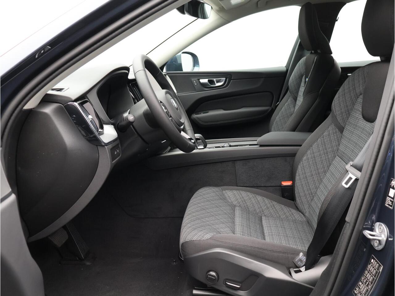 Volvo XC60 2.0 T6 Plug-in hybrid AWD Essential / Adaptive Cruise / Stoel+Stuurverwarming / 19" Wielen / All-Seasonbanden / BLIS / Pilot Assist / Parkeersensoren Voor+Achter /