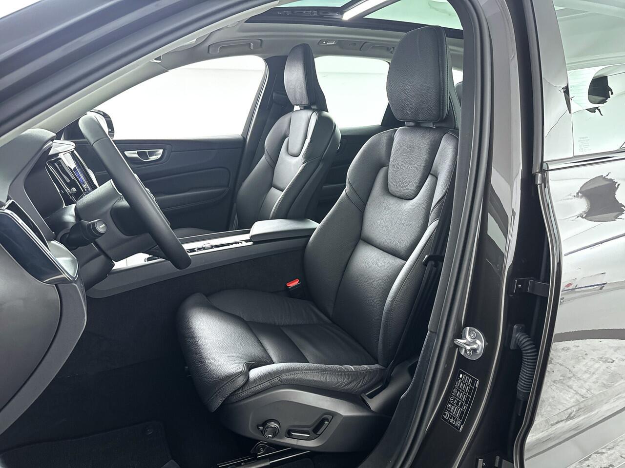 Volvo XC60 T6 Plug-in hybrid AWD Plus Dark | Panoramadak | 360° camera | Stoel- en Stuurverwarming | Trekhaak