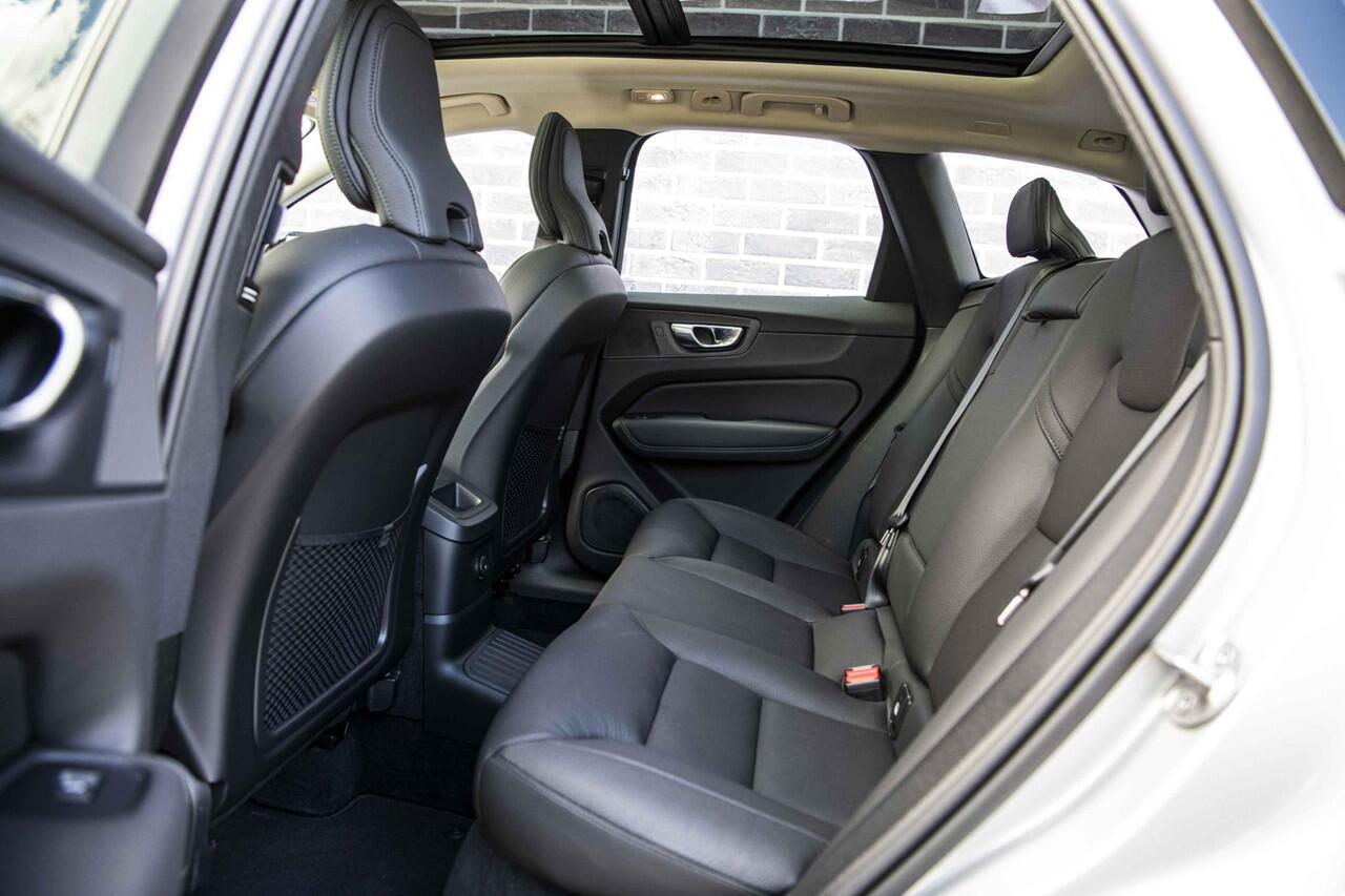 Volvo XC60 2.0 T6 Plug-in hybrid AWD Ultra Dark | Trekhaak | 360 Camera | Panoramadak | Adaptieve Cruise Control | Dode Hoek Detectie |