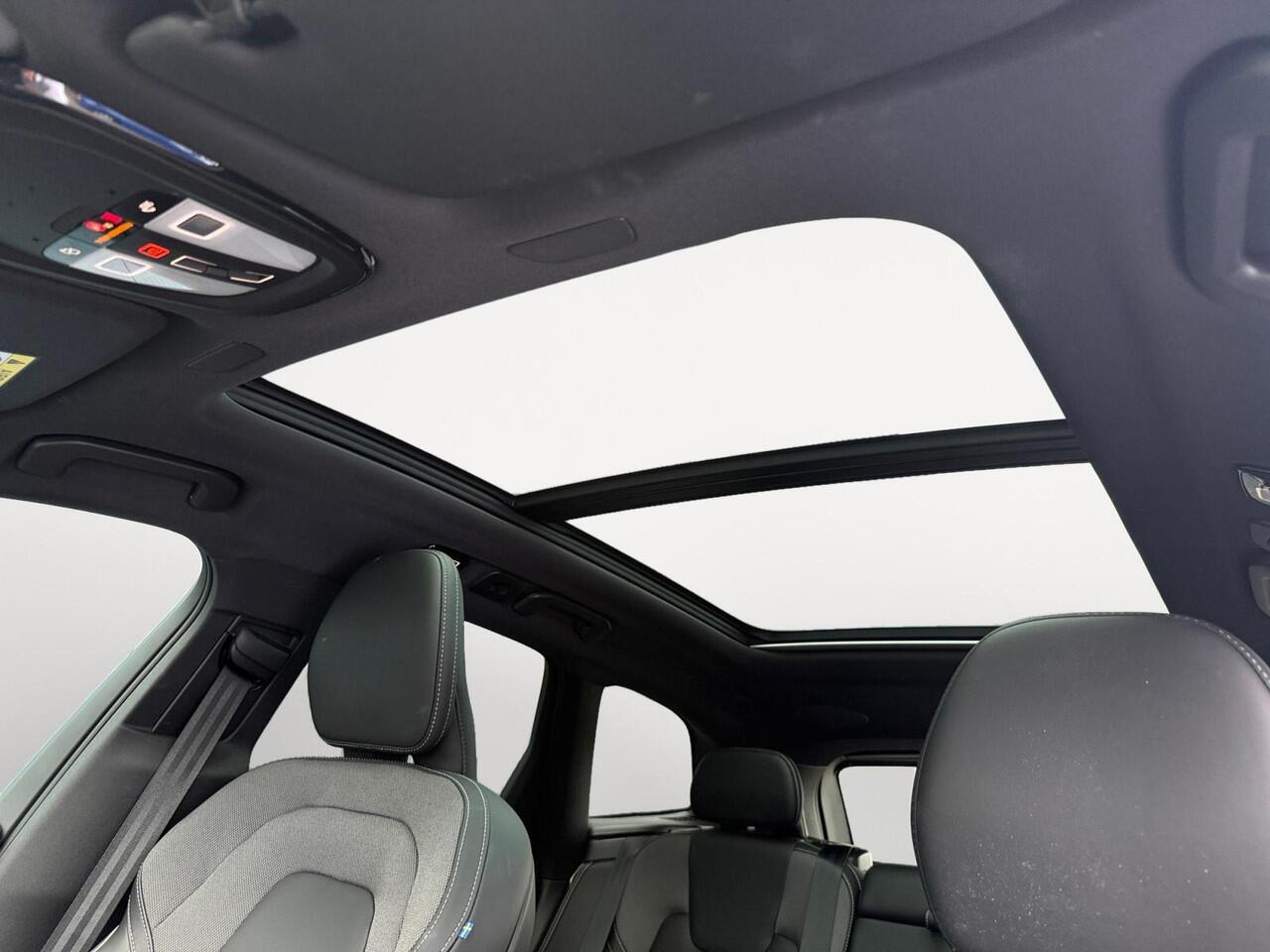 Volvo XC60 2.0 T6 Plug-in hybrid AWD Plus Dark | Luchtvering | Harman/Kardon Audio | Extra getint glas | Sportstoelen |