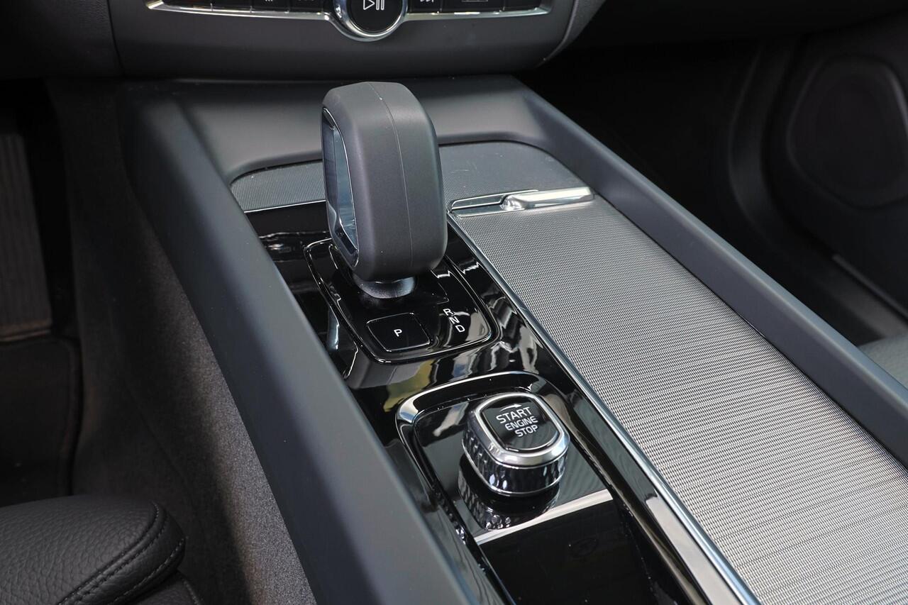 Volvo XC60 T8 Recharge AWD Plus Dark - Panorama/schuifdak - IntelliSafe Assist & Surround - 360º Camera - Harman/Kardon audio - Verwarmde voorstoelen, stuur & achterbank - Parkeersensoren voor & achter - Elektr. bedienb. voorstoelen met geheugen - Draadloze tel. lad