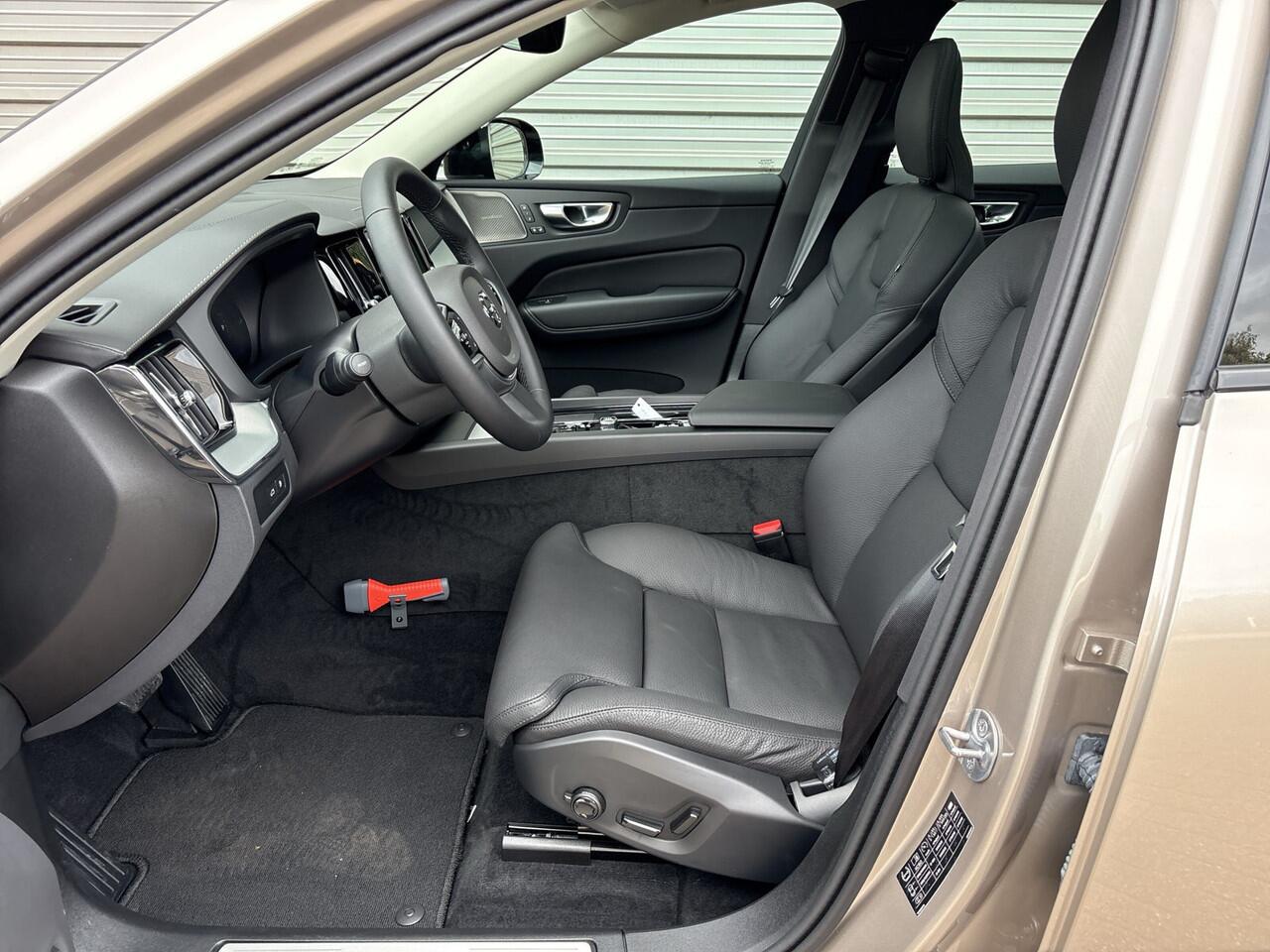 Volvo XC60 T6 Plug-in hybrid AWD Ultra Dark / Harman/Kardon / Trekhaak / Panorama dak / Rondomzichtcamera /