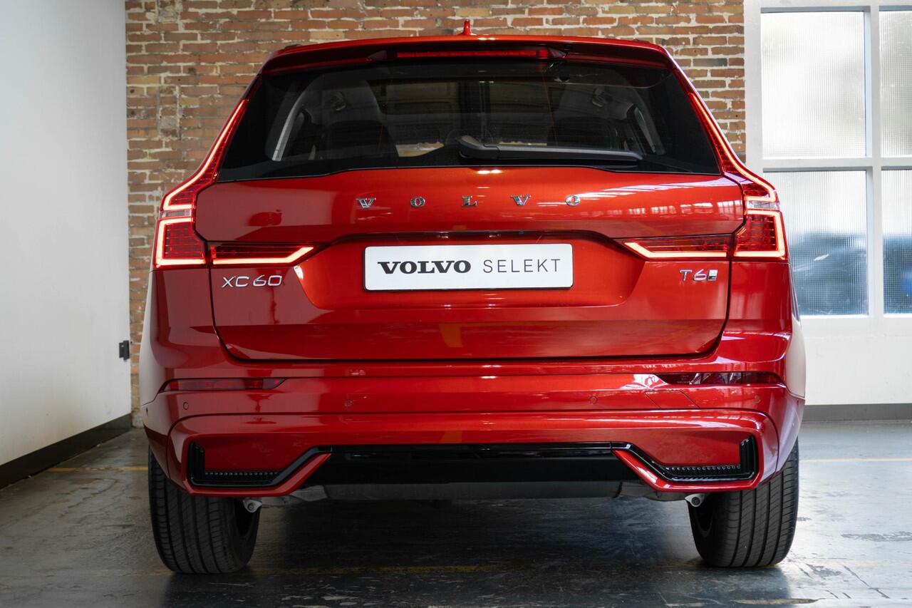 Volvo XC60 T6 Plug-in hybrid AWD Ultra Dark | Panoramadak | Semi Electrische Wegklapbar Trekhaak | 360° Parkeercamera | Stoelverwarming | Lederen Bekleding | Google Infotainment | Parkeersensoren voor + achter | Adaptive Cruise Control