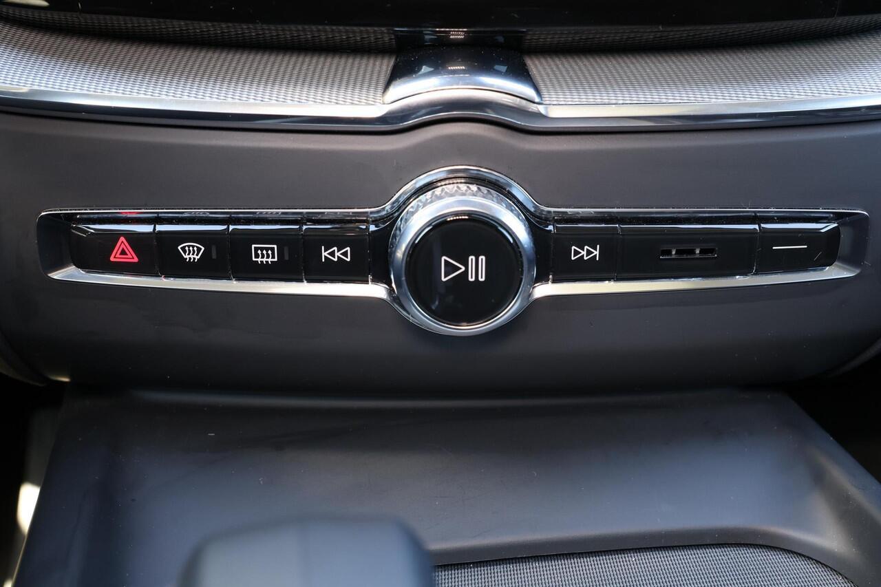 Volvo XC60 T8 Recharge AWD Ultimate Dark - Panorama/schuifdak - IntelliSafe Assist & Surround - 360º Camera - Verwarmde voorstoelen, stuur & achterbank - Parkeersensoren voor & achter - Elektr. bedienb. voorstoelen met geheugen - Head up display - Draadloze tel. lad