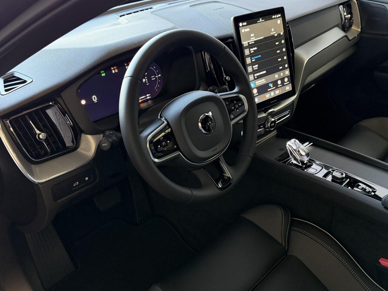 Volvo XC60 2.0 T6 AWD PLUS BLACK EDITION NW MODEL SCHUIFDAK HARMAN KARDON LEER PHEV Plug in Hybrid ultra dark black edition ? Top Auto's Wijchen , Altijd een Ruim aanbod van Volvo's i BUSINESS / CORE / BRIGHT / DARK / ULTRA DARK / PLUS DARK / BLACK EDITION / ESS