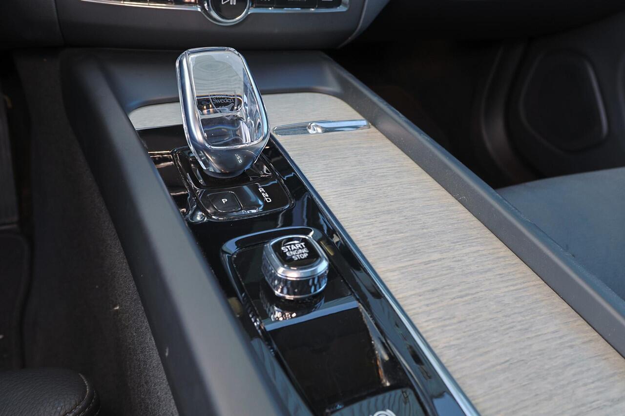 Volvo XC60 T8 Recharge AWD Inscription - Panorama/schuifdak - IntelliSafe Assist - Harman/Kardon audio - Adaptieve LED koplampen - Parkeercamera achter - Verwarmde voorstoelen & stuur - Parkeersensoren voor & achter - Elektr. bedienb. voorstoelen met geheugen - Draa
