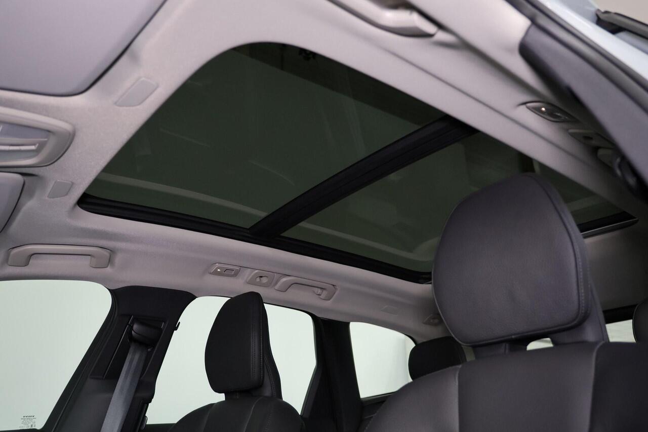 Volvo XC60 T6 Recharge AWD Ultra Dark - Luchtvering - Panorama/schuifdak - IntelliSafe Assist & Surround - 360º Camera - Harman/Kardon audio - Adaptieve LED koplampen - Verwarmde voorstoelen, stuur & achterbank - Parkeersensoren voor & achter - Elektr. bedienb. voor