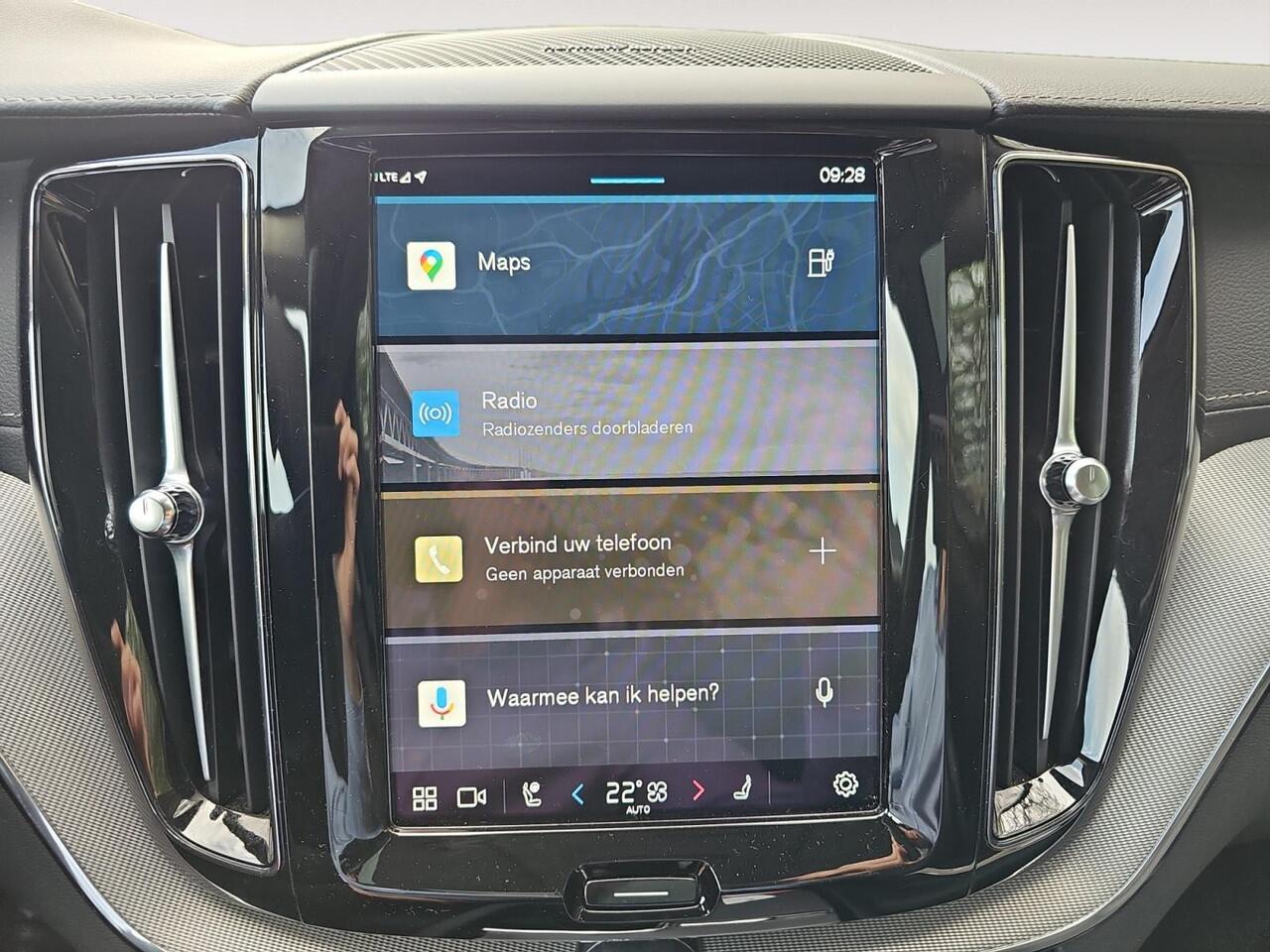 Volvo XC60 2.0 T6 Plug-in hybrid AWD Ultimate Dark | Head up Display | Stoelverwarming | Trekhaak | 360 graden Camera |