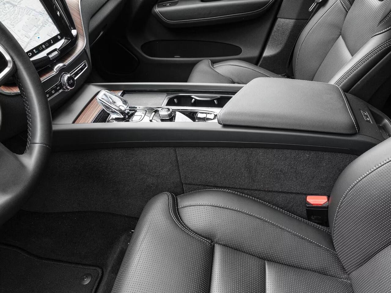 Volvo XC60 2.0 T8 Plug-in hybrid AWD ULTRA Dark (335kW/455PK) FULL OPTION (PANO / TREKH) ** 1e EIG - Ex VOLVO ** INFORMEER OOK NAAR ONZE AANTREKKELIJKE FINANCIAL-LEASE TARIEVEN **