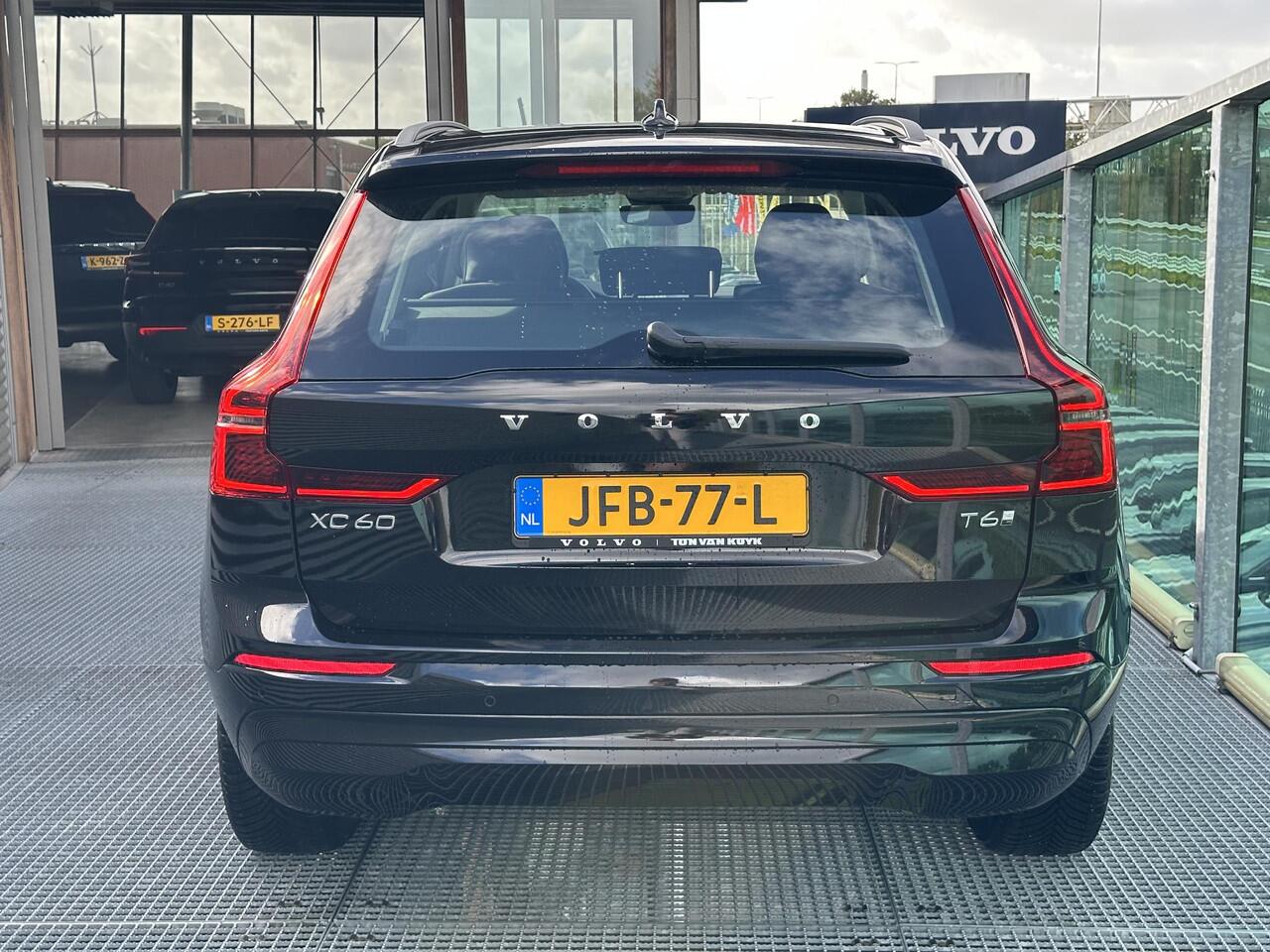 Volvo XC60 2.0 T6 Plug-in hybrid AWD Essential / Park assist achter + voor / Stuur + stoelen verwarmd / Adaptive cruise / Carplay /