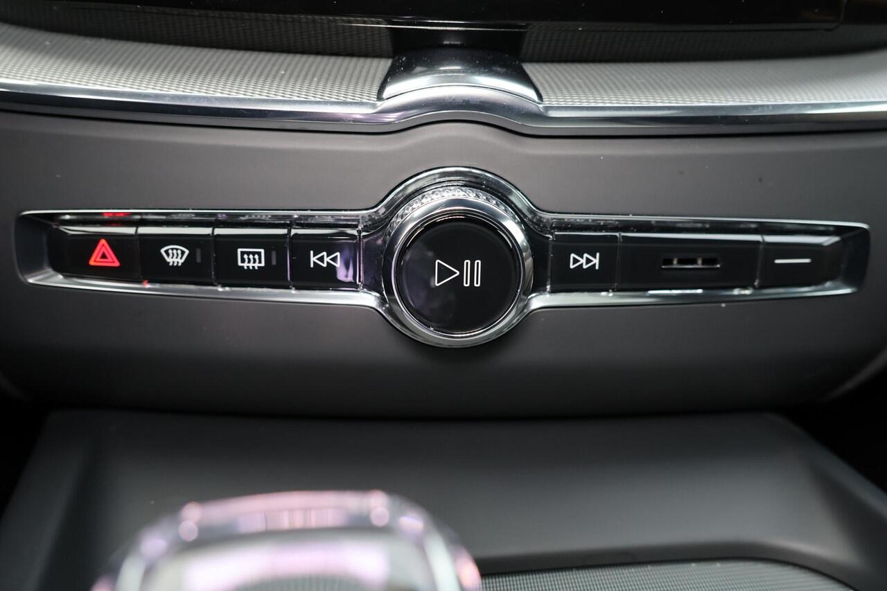 Volvo XC60 T8 Recharge AWD Ultra Black Edition - Luchtvering - Panorama/schuifdak - IntelliSafe Assist & Surround - 360º Camera - Harman/Kardon audio - Adaptieve LED koplampen - Verwarmde voorstoelen, stuur & achterbank - Parkeersensoren voor & achter - Elektr. bedi