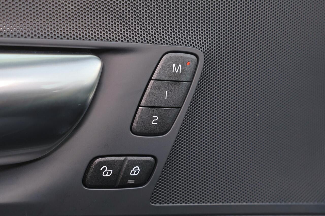 Volvo XC60 T6 Recharge AWD Plus Black Edition - Panorama/schuifdak - IntelliSafe Assist & Surround - Adaptieve LED koplampen - Parkeercamera achter - Verwarmde voorstoelen, stuur & achterbank - Parkeersensoren voor & achter - Elektr. bedienb. voorstoelen met geheuge