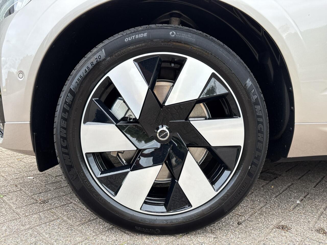 Volvo XC60 T6 Plug-in hybrid AWD Ultra Dark / Harman/Kardon / Trekhaak / Panorama dak / Rondomzichtcamera /