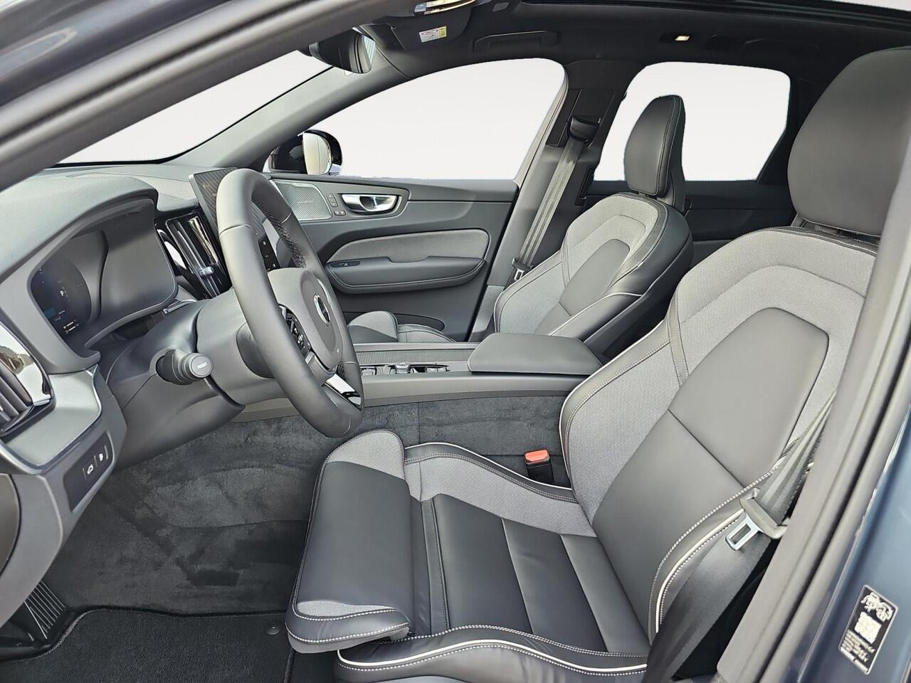 Volvo XC60 2.0 T6 Plug-in hybrid AWD Plus Black Edition | Luchtvering | 22-inch wielen | Panorama dak | Sportstoelen|