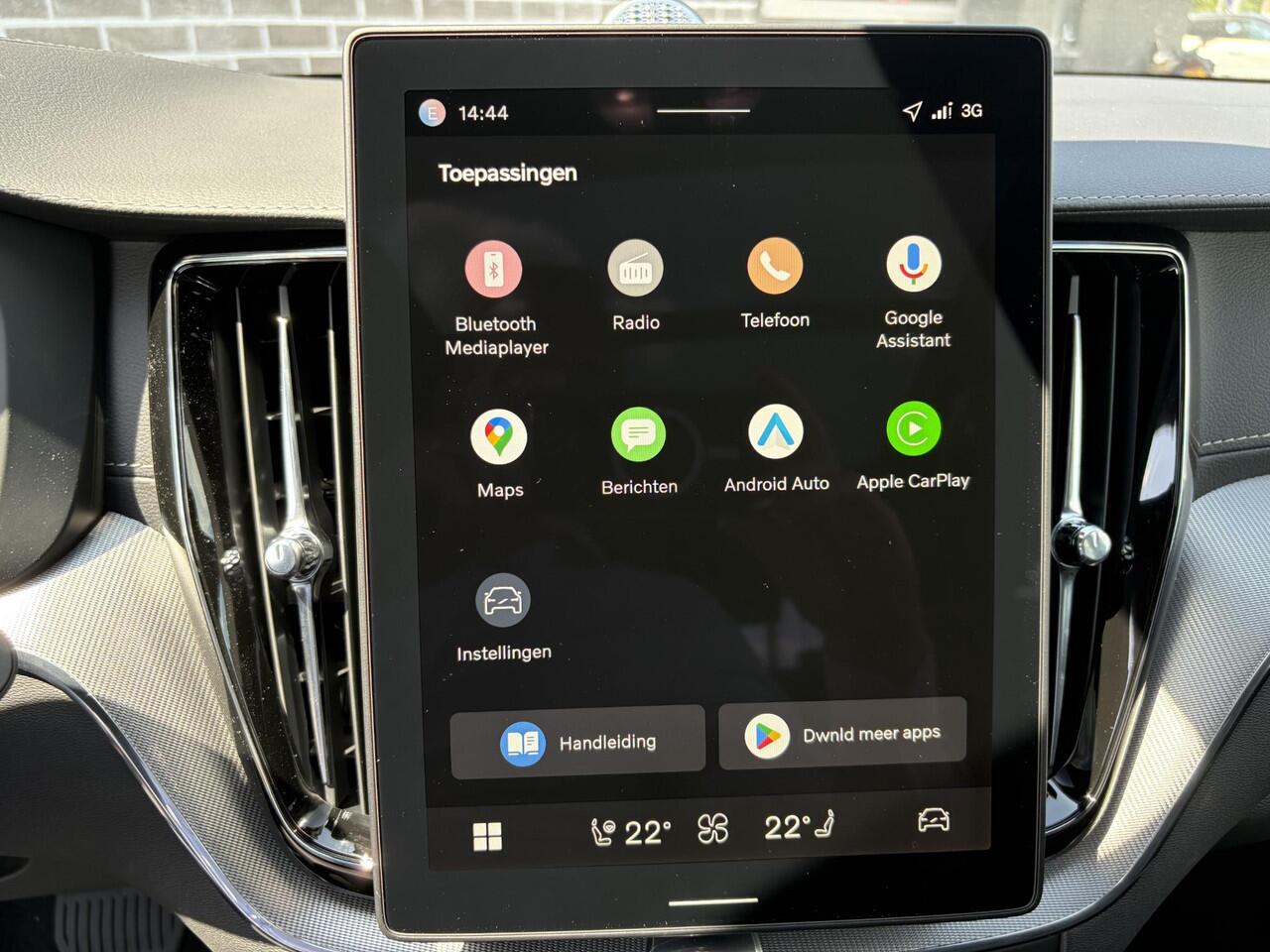 Volvo XC60 2.0 T6 Plug-in hybrid AWD Ultra Black Edition | Luchtvering | Bowers en Wilkins audio | Panoramadak | Geventileerde nappa lederen stoelen | Extra getint glas | 22'' velgen | 360 camera