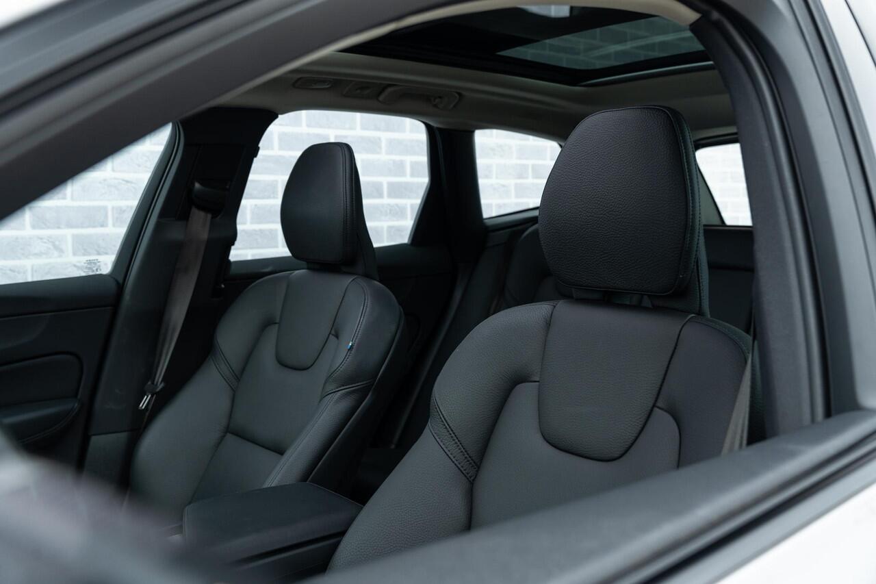 Volvo XC60 2.0 T6 Plug-in hybrid AWD Plus Dark | Elektrisch Verstelbare Voorstoelen | Trekhaak | 360 Camera | Schuif-/Kanteldak | Stoel-/Stuurverwarming