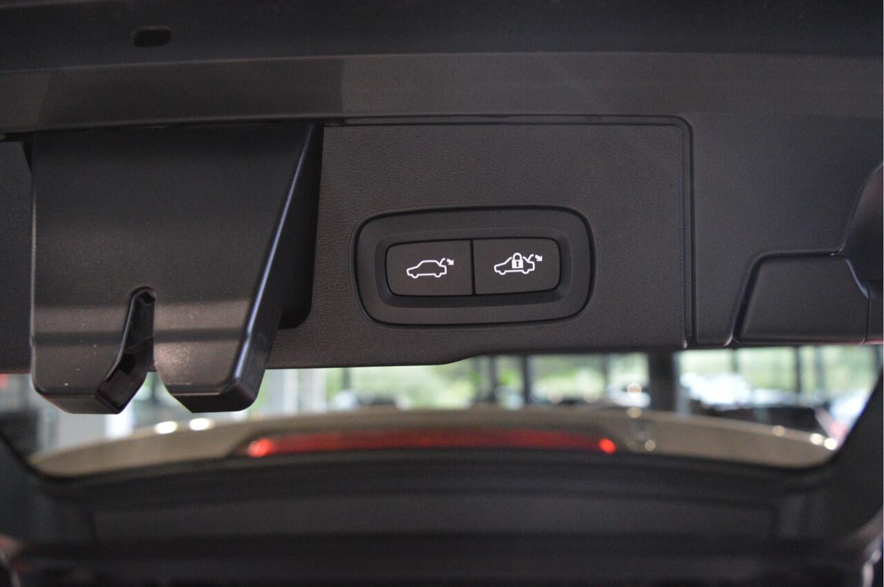 Volvo XC60 2.0 T6 Plug-in hybrid AWD Plus Dark pano leer trekhaak !!