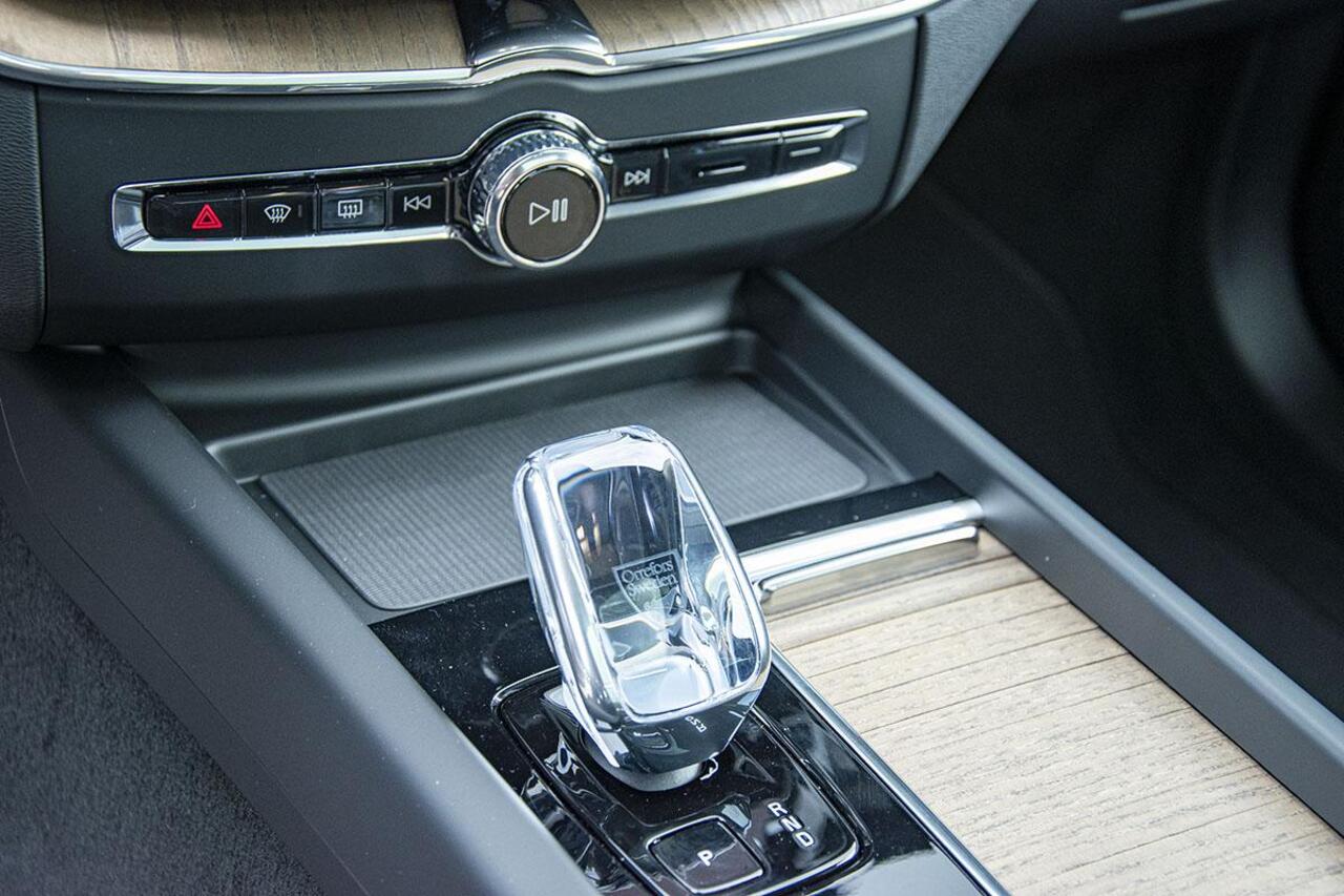 Volvo XC60 2.0 T6 PLUG-IN HYBRID AWD ULTRA DARK