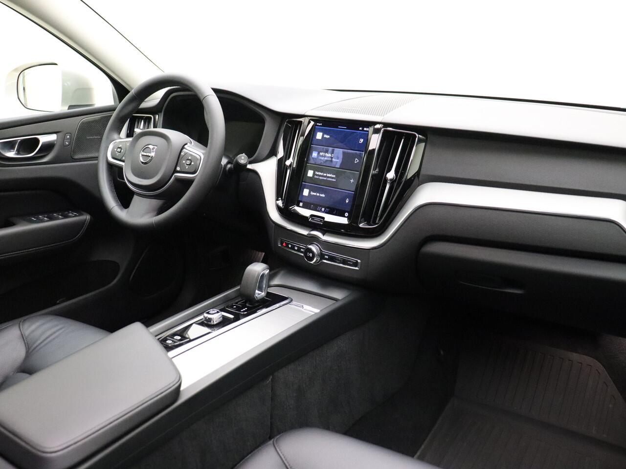 Volvo XC60 T6 350pk AWD Core Bright / Panoramadak / Pilot Assist / Stoel/- en stuurverwarming / Trekhaak / H&K audio / Lederen bekleding /