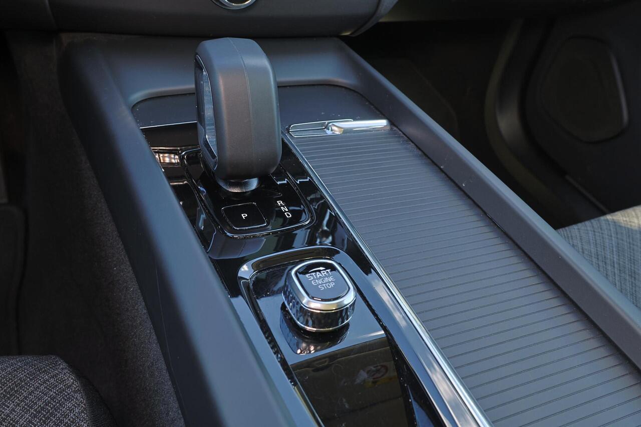 Volvo XC60 T6 Recharge AWD Core Bright - Panorama/schuifdak - IntelliSafe Assist - Adaptieve LED koplampen - Parkeercamera achter - Verwarmde voorstoelen, stuur & achterbank - Parkeersensoren voor & achter - Draadloze tel. lader - Standkachel - Extra getint glas - E