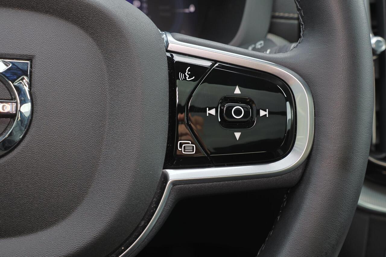 Volvo XC60 T8 Recharge AWD Ultra Black Edition - Luchtvering - Panorama/schuifdak - IntelliSafe Assist & Surround - 360º Camera - Adaptieve LED koplampen - Verwarmde voorstoelen & stuur - Parkeersensoren voor & achter - Elektr. bedienb. voorstoelen met geheugen - He