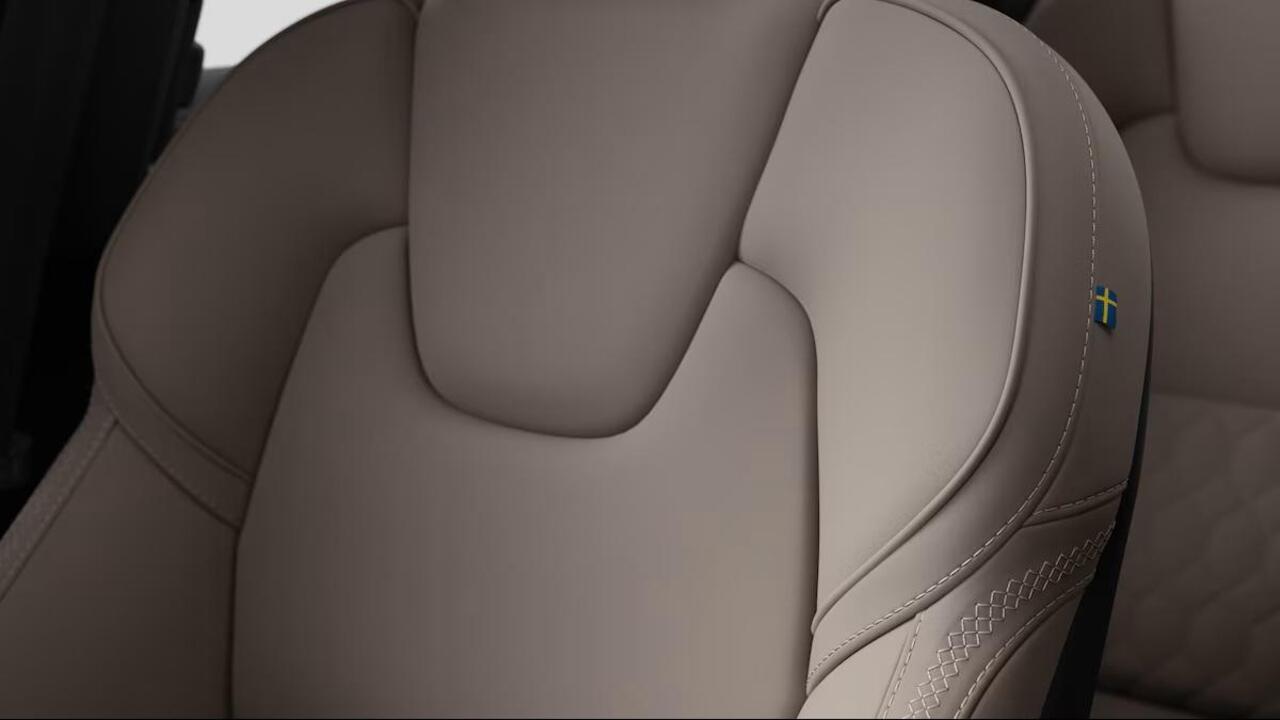 Volvo XC60 T6 AWD 350 pk Plug-in hybrid Plus Dark | Long Range | Google | Luchtvering | Head-Up Display | Schuif-/Kanteldak | 360 Camera | Getint Glas | Keyless | Zitverlenging | Stoelverwarming Voor + Achter | Memory | Elek. Stoelen | Adaptieve Cruise | Elek. Stoel