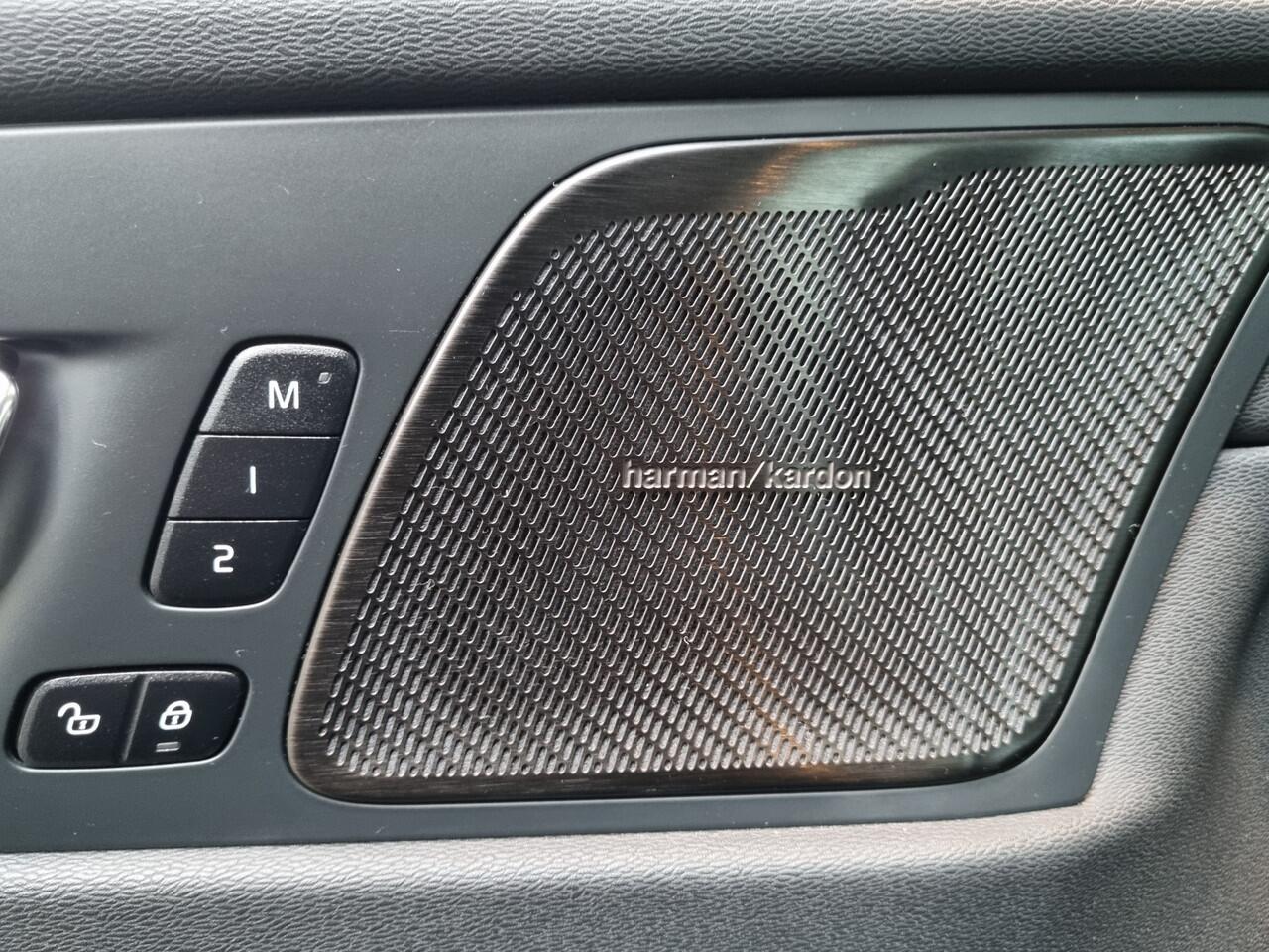 Volvo XC60 2.0 T6 Plug-in hybrid AWD Plus Dark PANO / 360 CAMERA / LEER / STUUR EN STOELVERWARMING