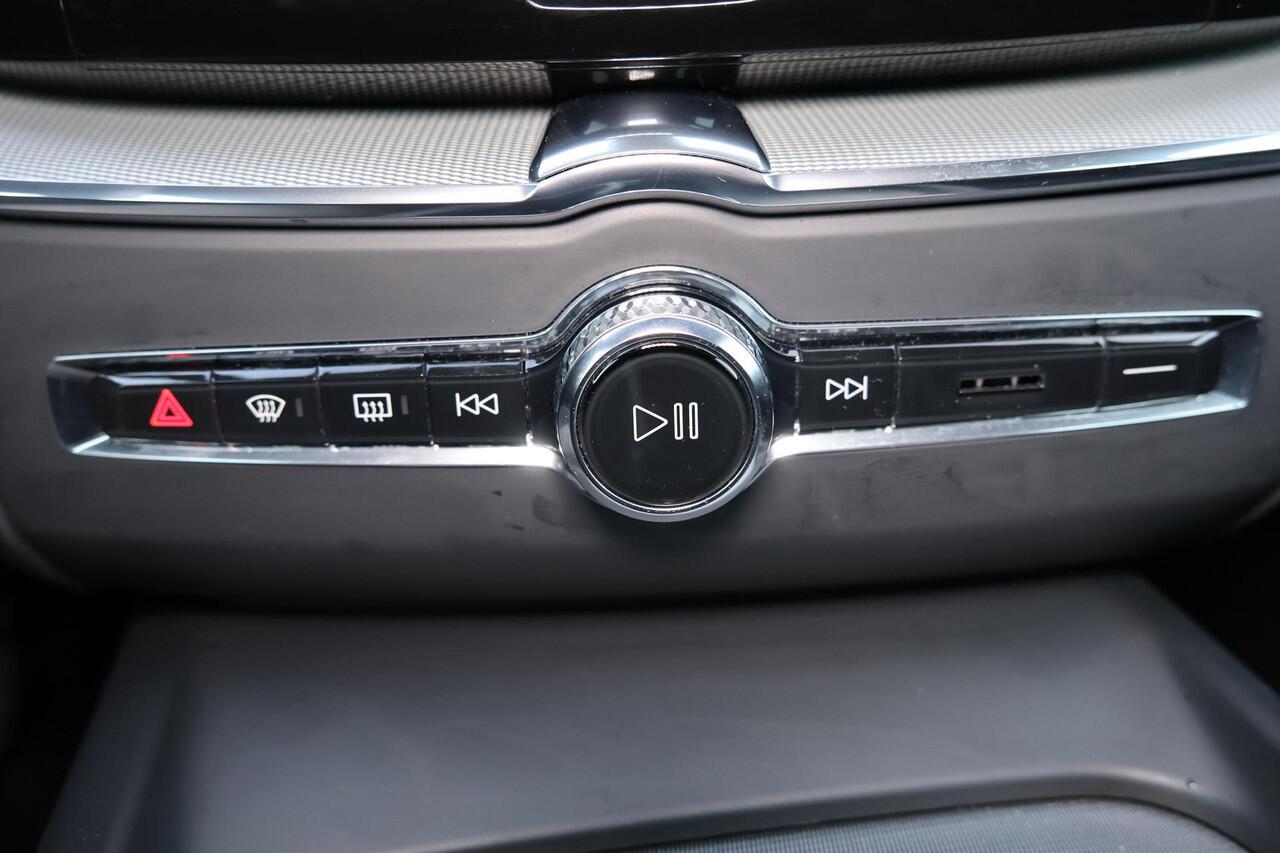 Volvo XC60 T6 Recharge AWD Ultra Dark - Panorama/schuifdak - IntelliSafe Assist & Surround - 360º Camera - Harman/Kardon audio - Adaptieve LED koplampen - Verwarmde voorstoelen, stuur & achterbank - Parkeersensoren voor & achter - Elektr. bedienb. voorstoelen met ge