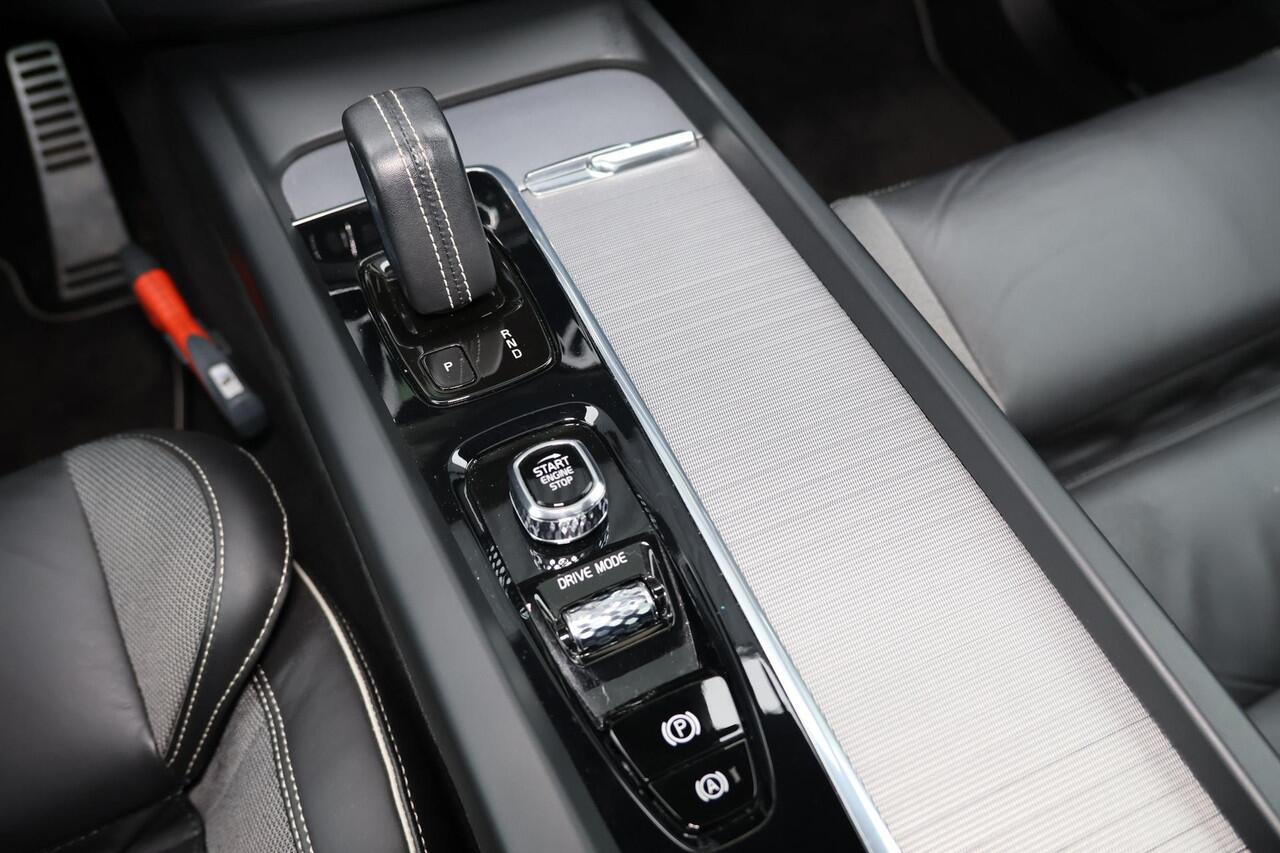 Volvo XC60 B5 R-Design - Panoramisch schuif-/kanteldak - Intellisafe Assist / Surround - Parkeerverwarming met timer - Harman Kardon Audio - Elektrisch bedienbare voorstoelen met geheugen - Verwarmbare voorstoelen - Head-up Display - Verwarmbaar stuurwiel - 360 view