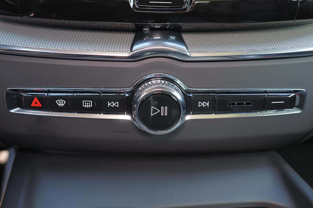 Volvo XC60 T6 Recharge AWD Ultra Dark - Panorama/schuifdak - IntelliSafe Assist & Surround - 360º Camera - Harman/Kardon audio - Adaptieve LED koplampen - Verwarmde voorstoelen, stuur & achterbank - Parkeersensoren voor & achter - Elektr. bedienb. voorstoelen met ge