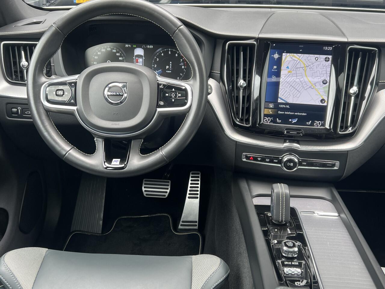 Volvo XC60 2.0 T8 Recharge 392 pk AWD R-Design Navigatie Panoramadak Luchtvering Camera Head Up Display Leder Dashboard Carplay Elek. Stoel 19 Inch Velgen Stoelverwarming Standkachel Getint Glas On Call 1e Eigenaar Plug In Hybride 1e Eigenaar Netjes ! BTW auto