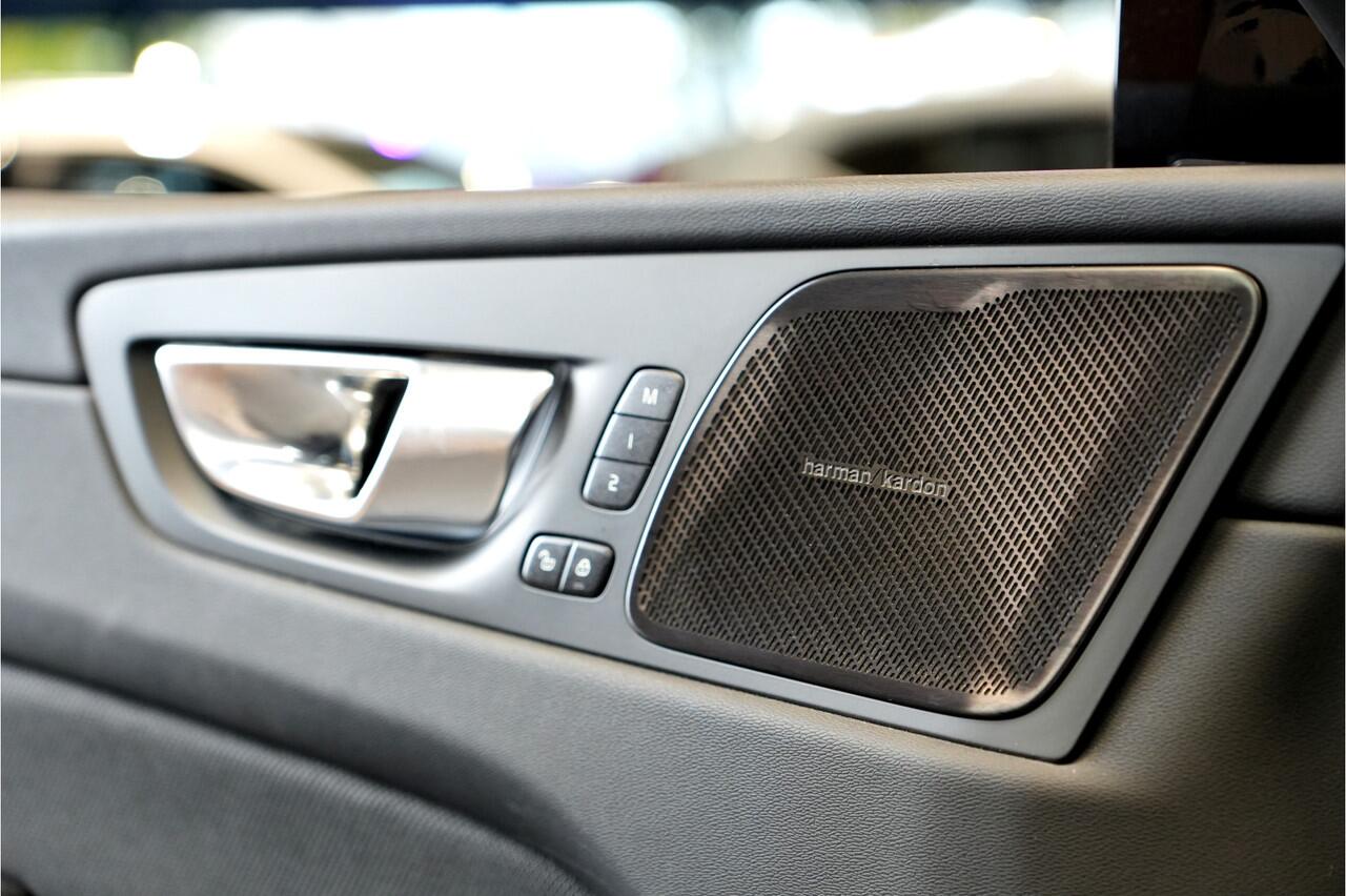 Volvo XC60 2.0 B5 MHEV 195kW/265pk Aut8 Ultimate Dark PANORAMADAK + HARMAN/KARDON + PILOT ASSIST + HEAD-UP DISPLAY + ADAPT.CRUISE + STANDKACHEL + STOELVERWARMING V&A + BLIS + LANE ASSIST + STUURVERWARMING + ON-CALL + EL.TREKHAAK + PARKSENSOREN + 21" LM-VELGEN!!