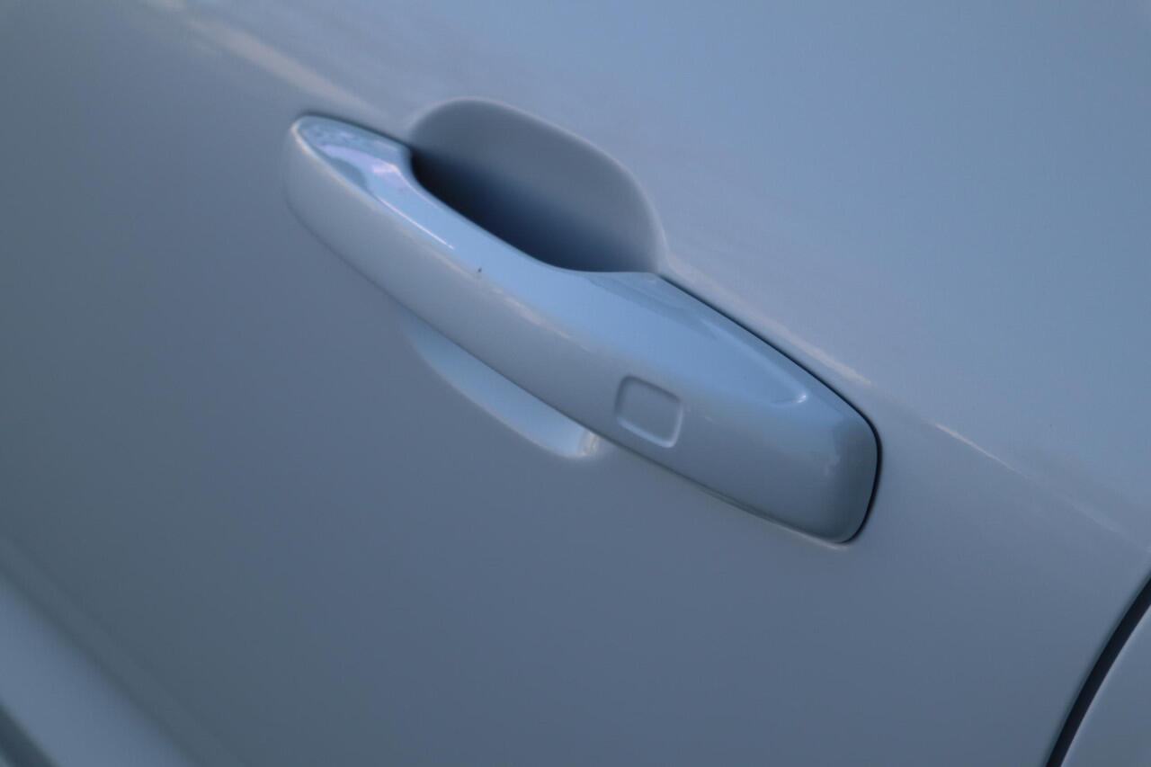 Volvo XC60 2.0 T6 Plug-in hybrid AWD Ultimate Dark | Schuif-/ kanteldak| Head-up display| Harman Kardon audiosysteem| Stoelverwarming voor + achter| Stuurwielverwarming| Semi- elektrisch inklapbare trekhaak|