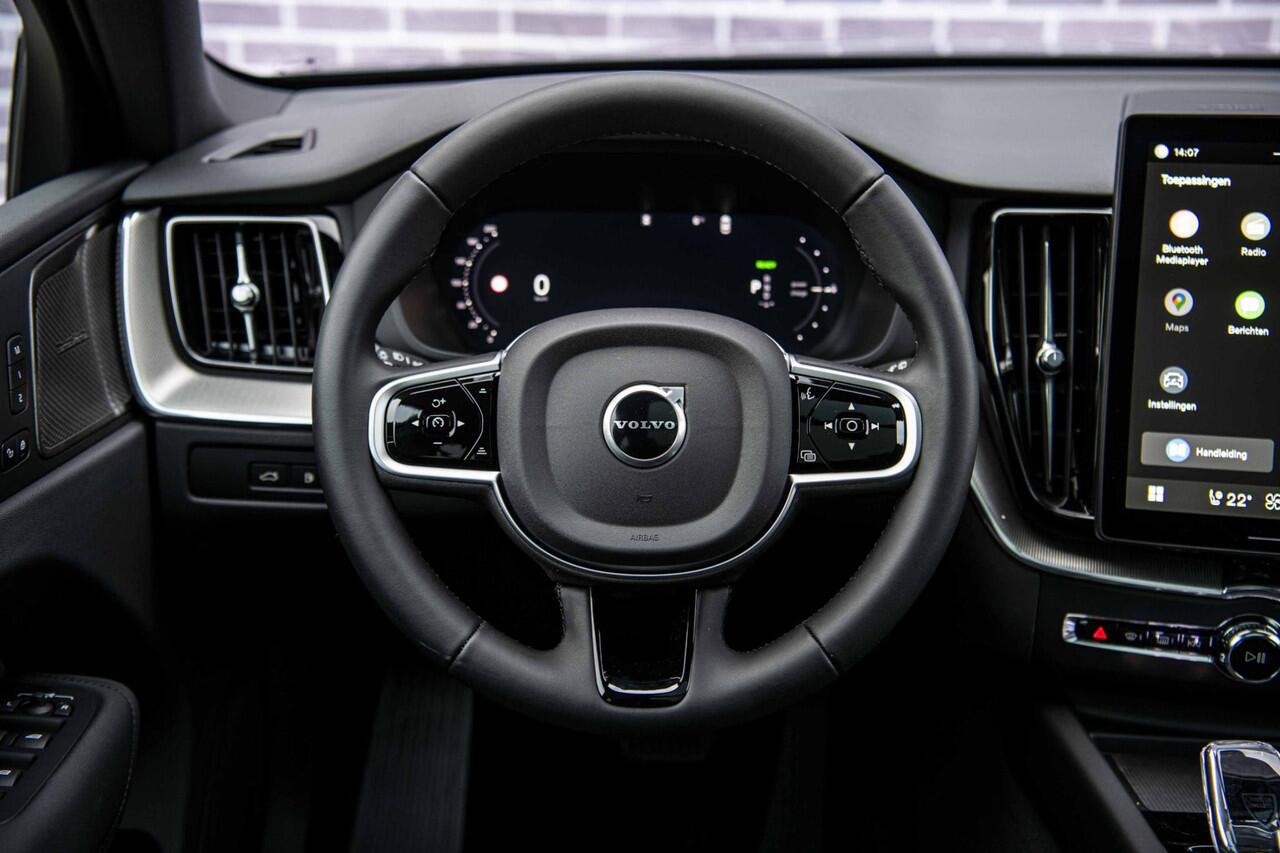 Volvo XC60 2.0 T6 Plug-in hybrid AWD Plus Black Edition | Panoramadak | Head-Up Display | Visual Park Assist | 22" | Luchtvering | Getint Glas | Adaptive Cruise |