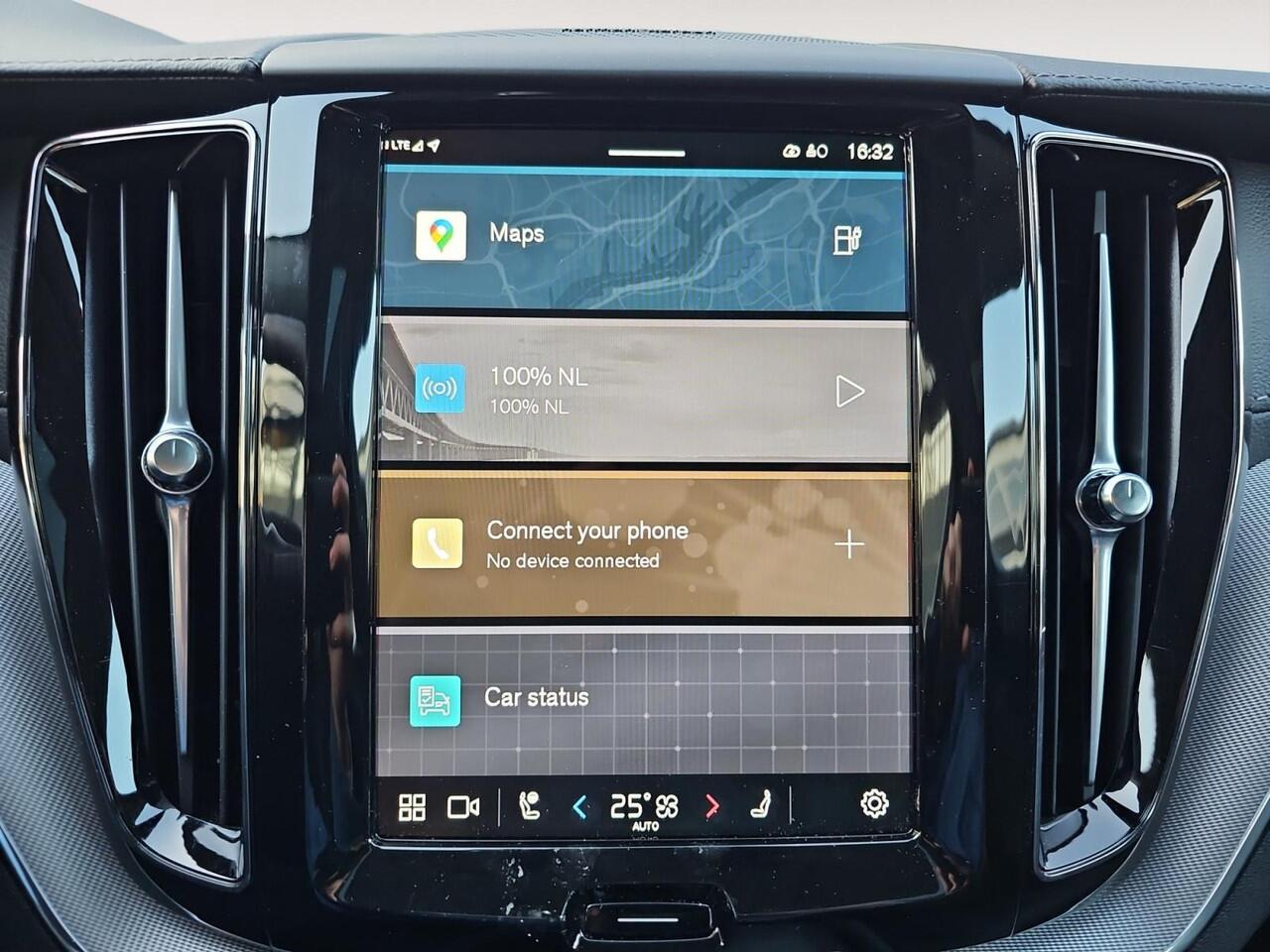 Volvo XC60 2.0 T6 Plug-in hybrid AWD Ultimate Dark | Head-up Display | Stoelverwarming | 360 graden camera | Harman/Kardon Audio |