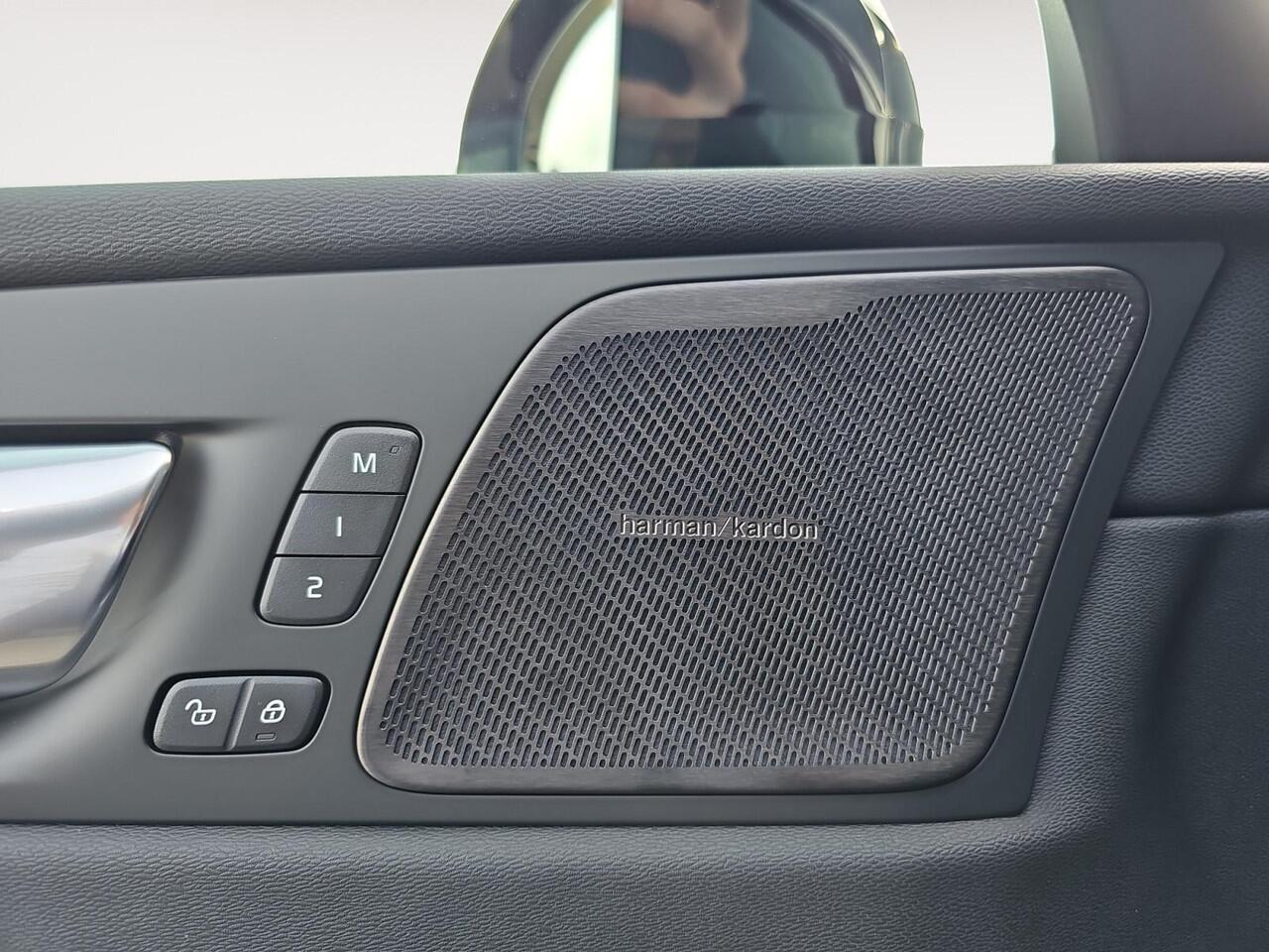 Volvo XC60 2.0 T6 Plug-in hybrid AWD Plus Black Edition | Luchtvering | 22-inch wielen | Panorama dak | Sportstoelen|