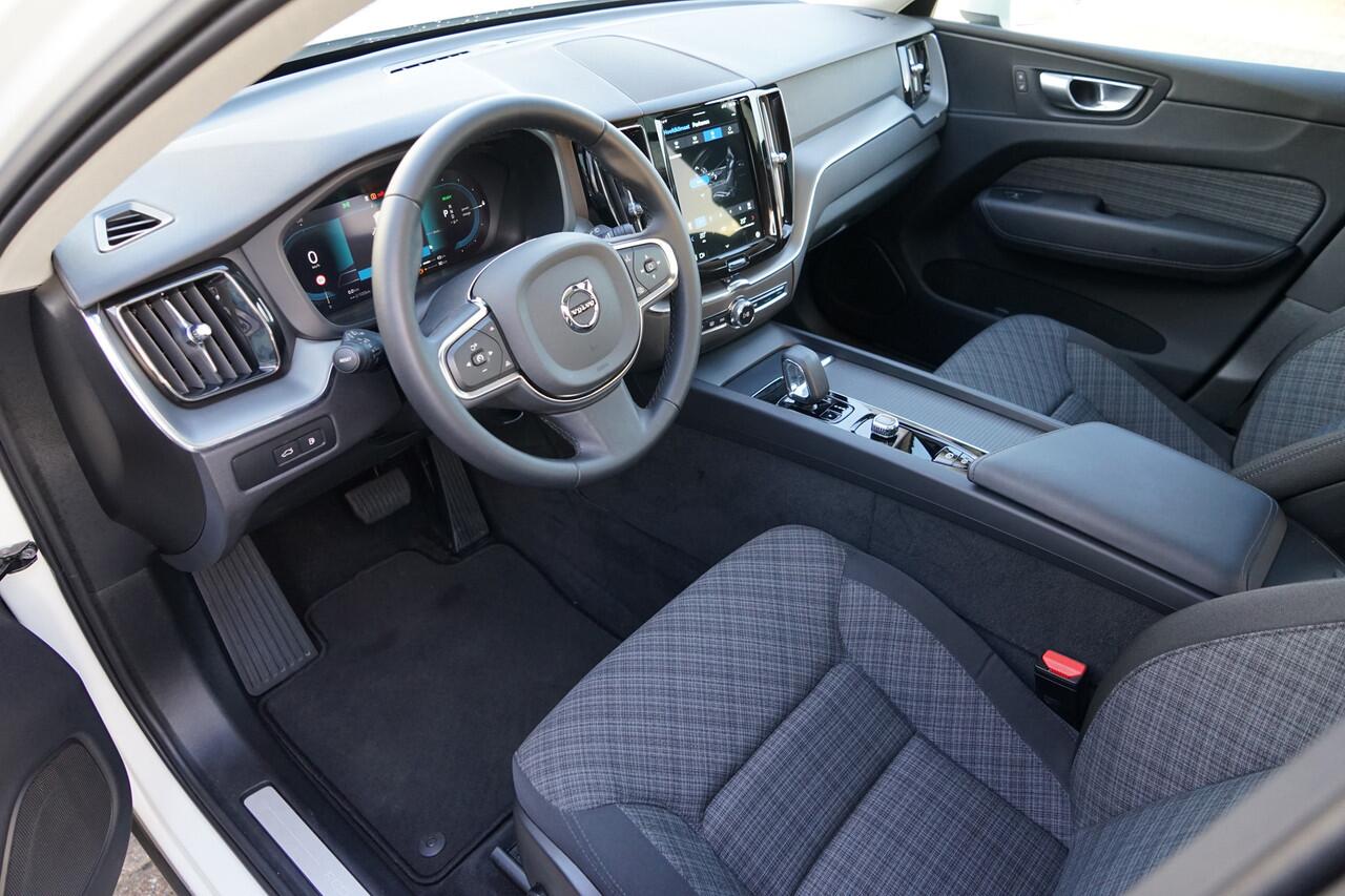 Volvo XC60 2.0 T6 Plug-in hybrid AWD Core Bright Pano, Carplay