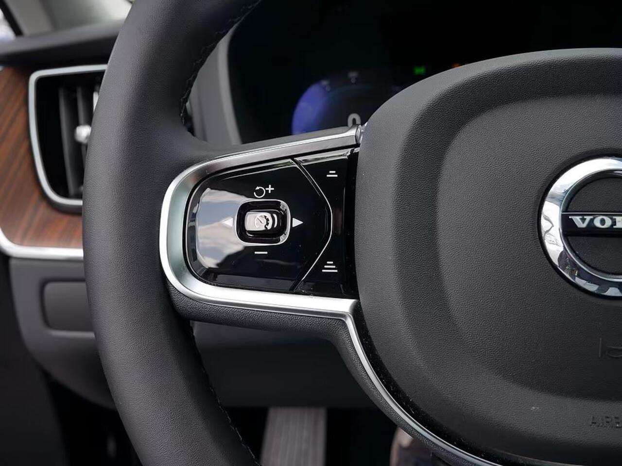 Volvo XC60 2.0 T8 Plug-in hybrid AWD ULTRA Dark (335kW/455PK) FULL OPTION (PANO / TREKH) ** 1e EIG - Ex VOLVO ** INFORMEER OOK NAAR ONZE AANTREKKELIJKE FINANCIAL-LEASE TARIEVEN **