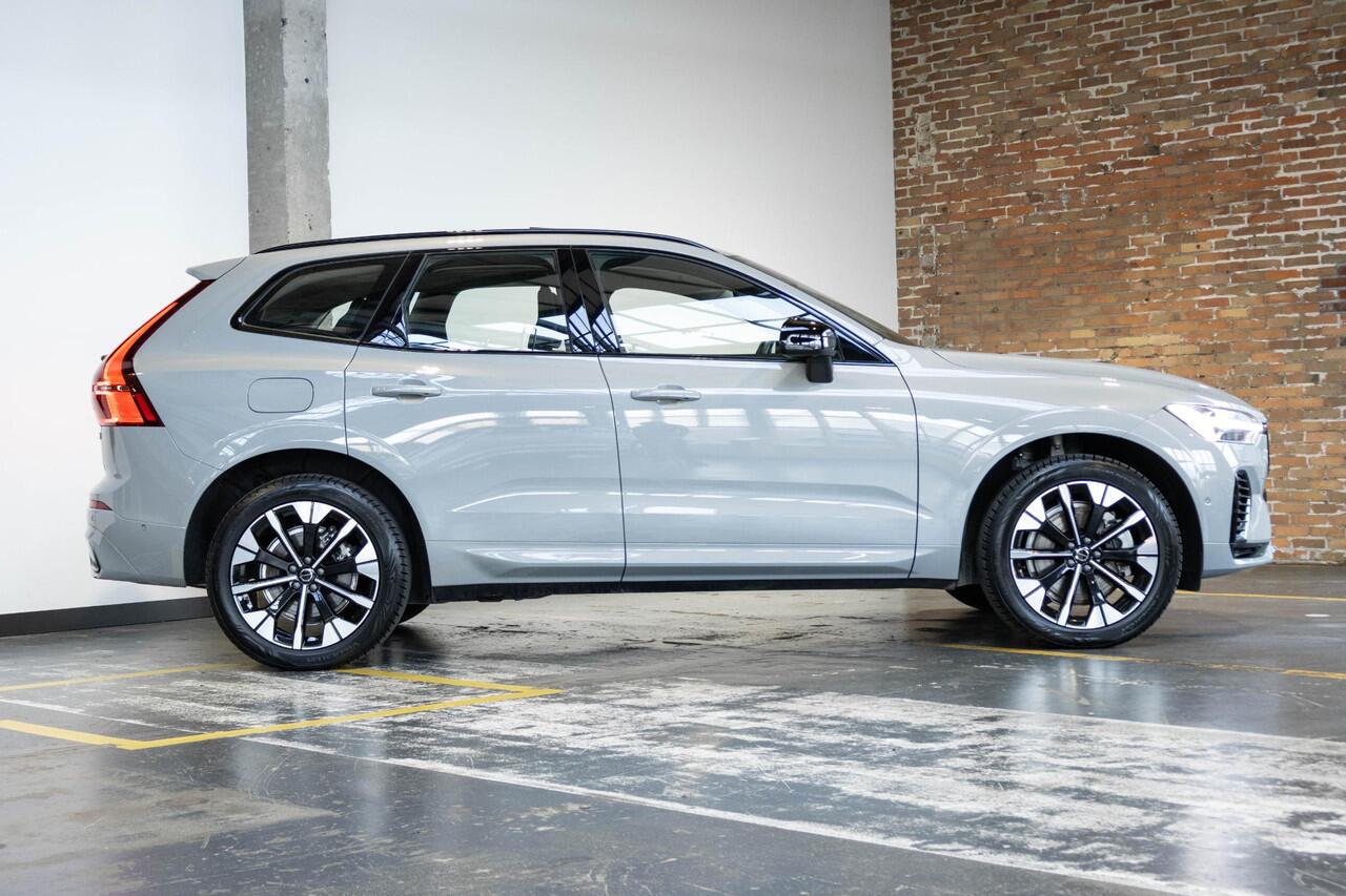 Volvo XC60 T6 Plug-in hybrid AWD Ultra Dark | Stoelverwarming | Electrische wegklapbare trekhaak | Head-Up Display | Adaptive Cruise Control | 360° Parkeercamera | Parkeersensoren voor + achter | Premium Audio by Harman Kardon
