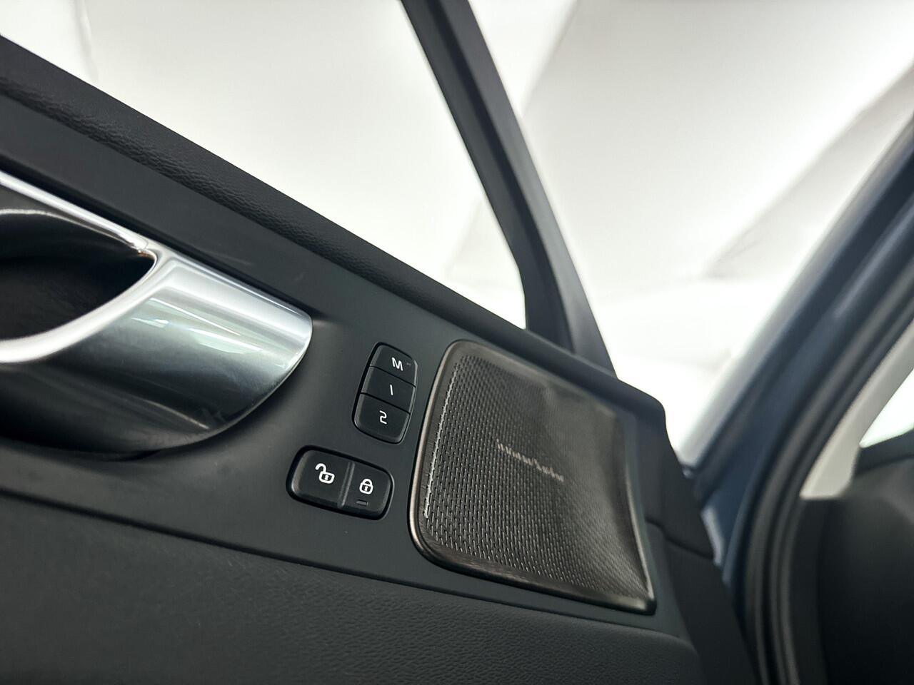 Volvo XC60 T6 Plug-in hybrid AWD Ultra Dark | Panoramadak | 360º camera | Head-up Display | Stoel- en Stuurverwarming | Harman Kardon | Trekhaak